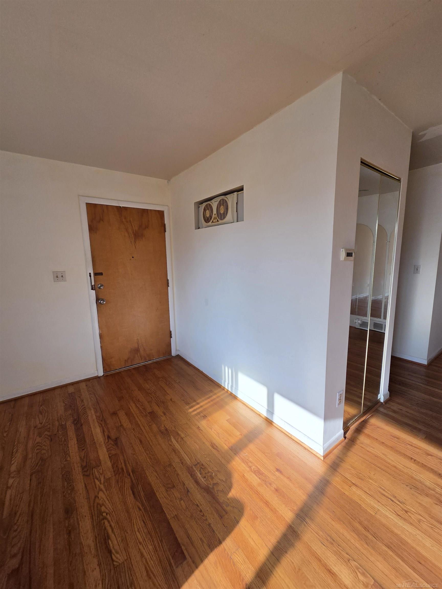 5th image of 28111 Jefferson Ave, Saint Clair Shores, MI 48081 | MLS# 58050215576