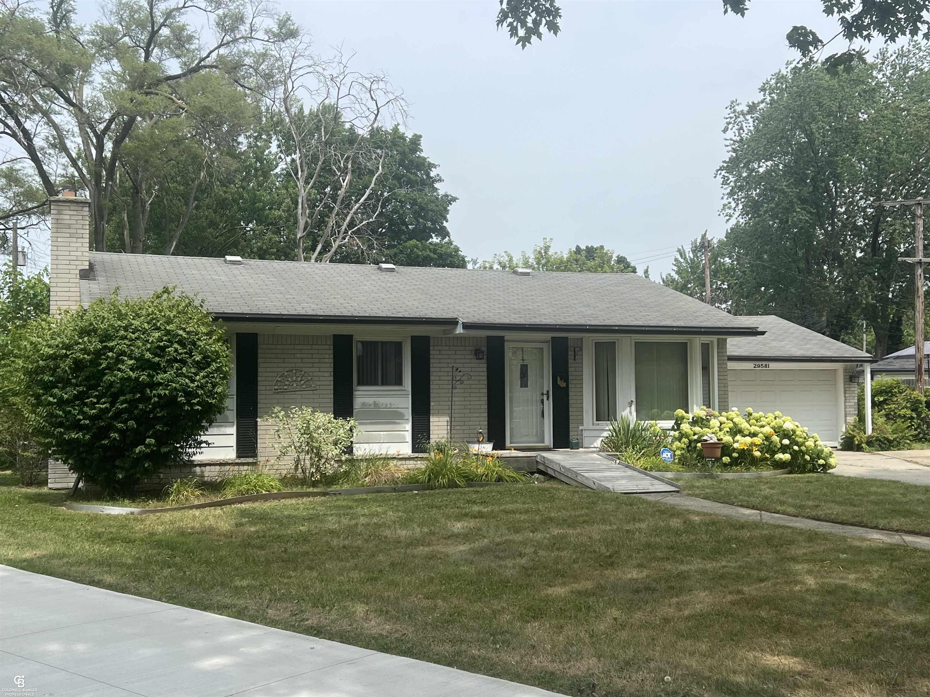 2nd image of 29581 Newport Dr, Warren, MI 48088 | MLS# 58050215835