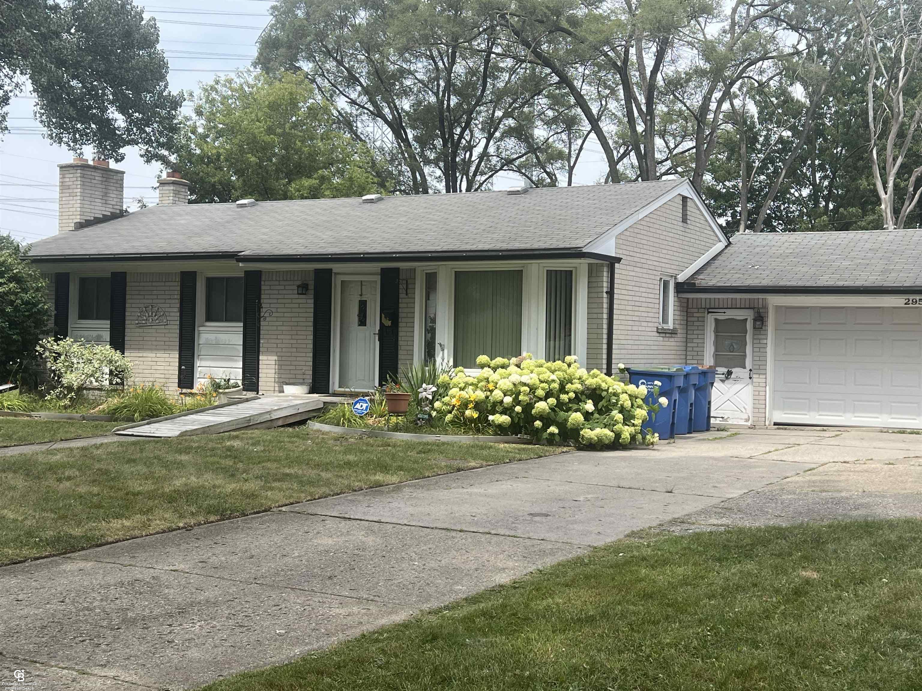 3rd image of 29581 Newport Dr, Warren, MI 48088 | MLS# 58050215835