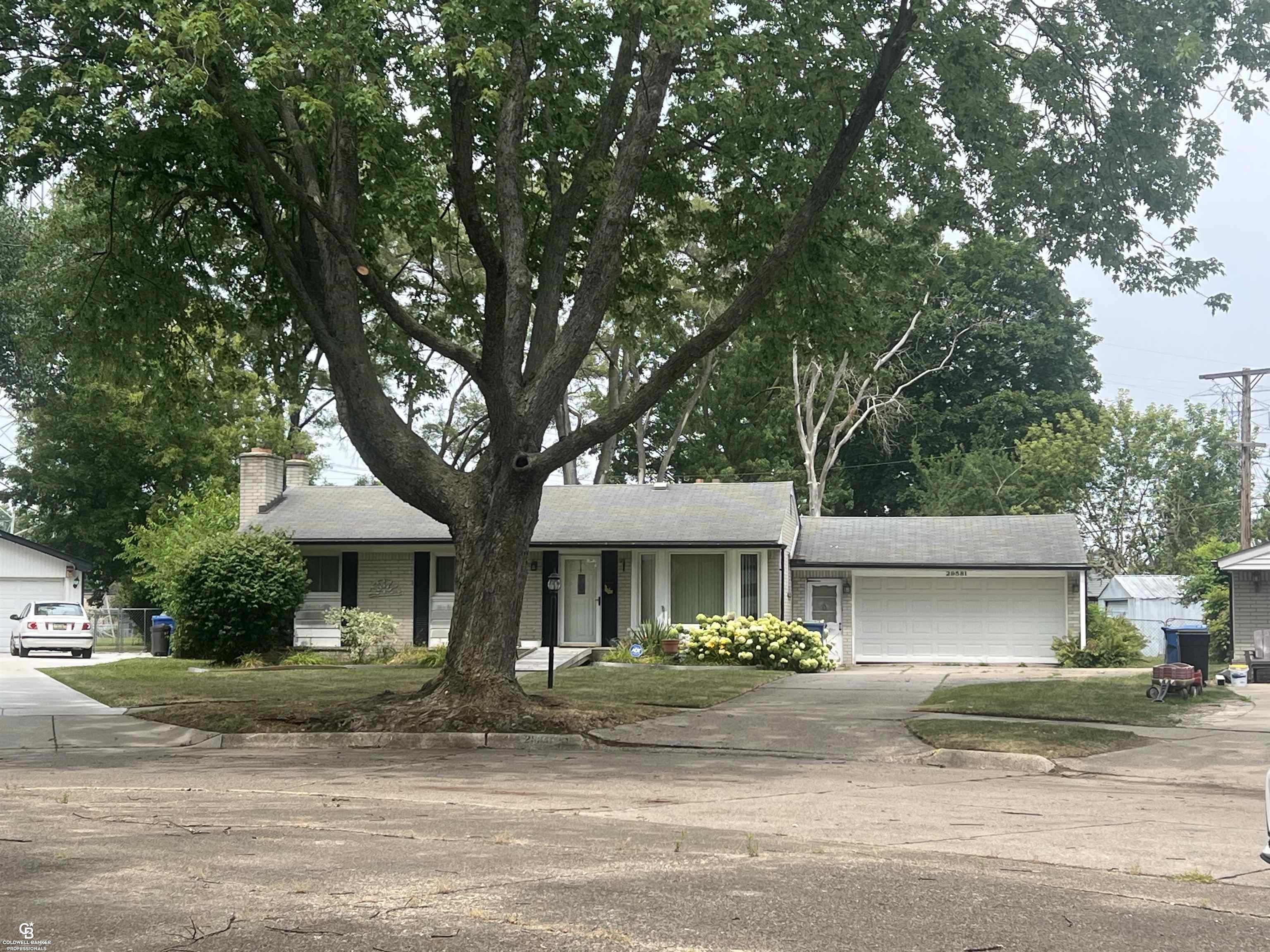 5th image of 29581 Newport Dr, Warren, MI 48088 | MLS# 58050215835