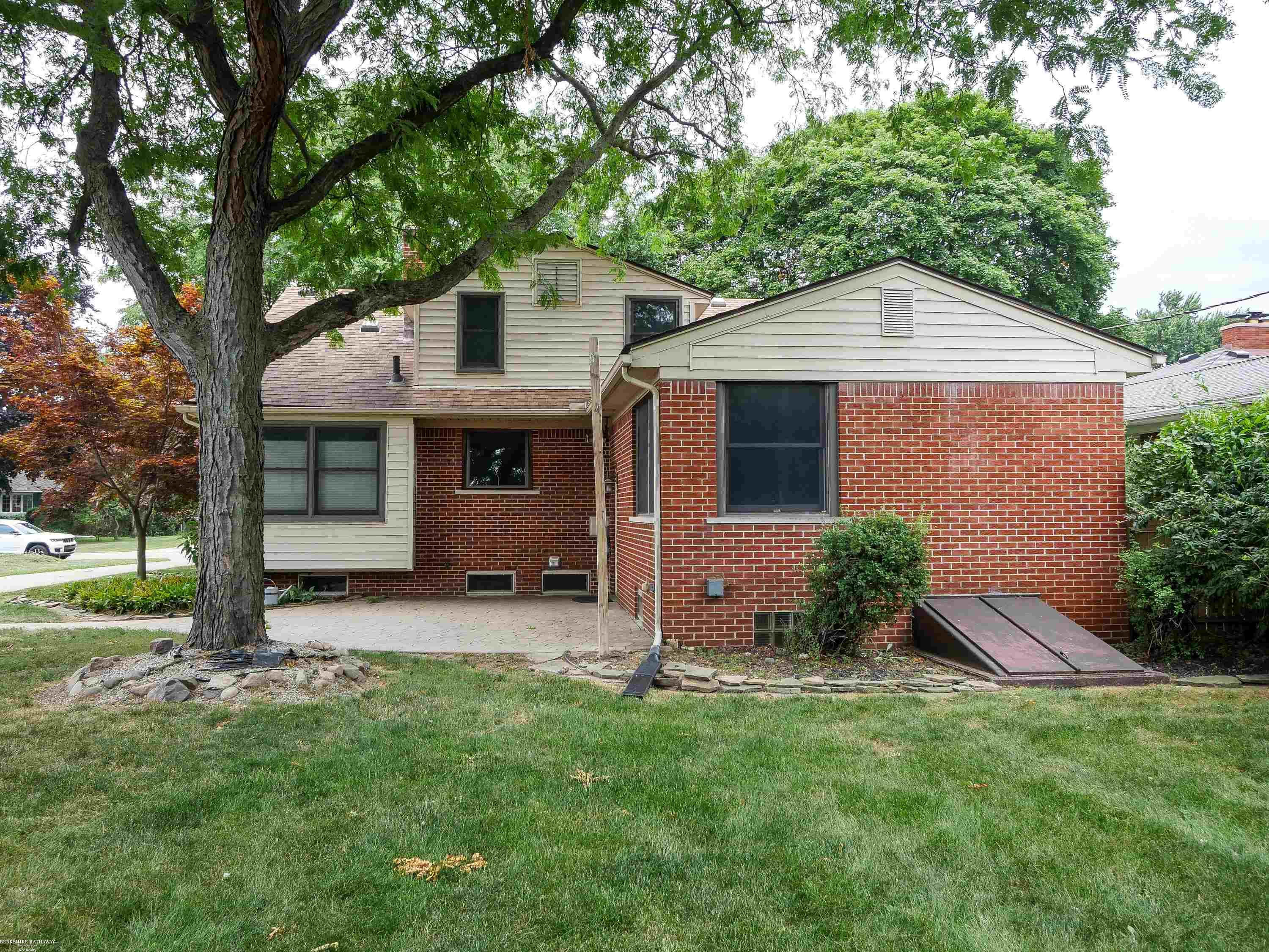 2nd image of 44850 Kemp St, Sterling Heights, MI 48314 | MLS# 50215840