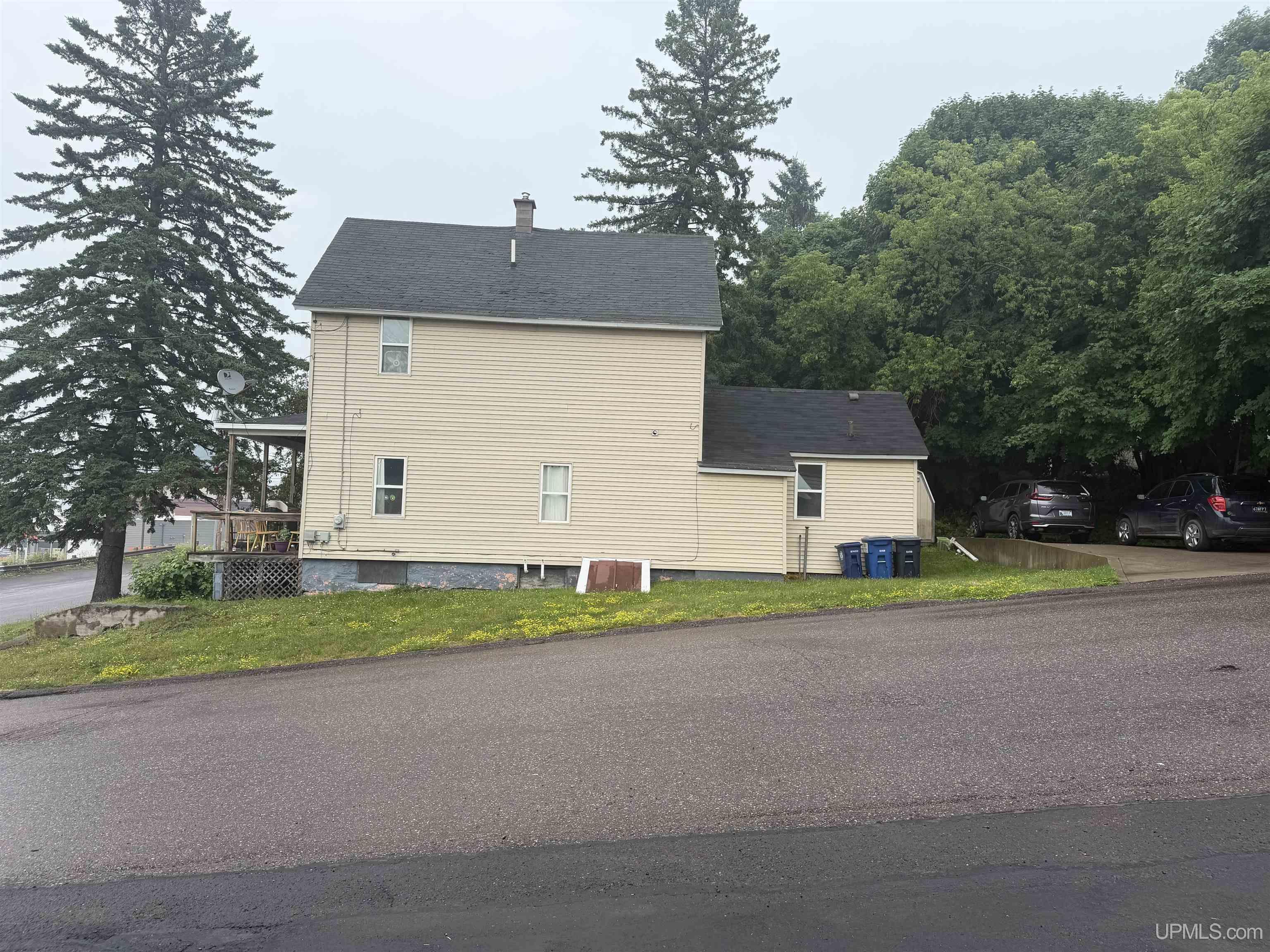 3rd image of 513 W Houghton Ave, Houghton, MI 49931 | MLS# 50216080