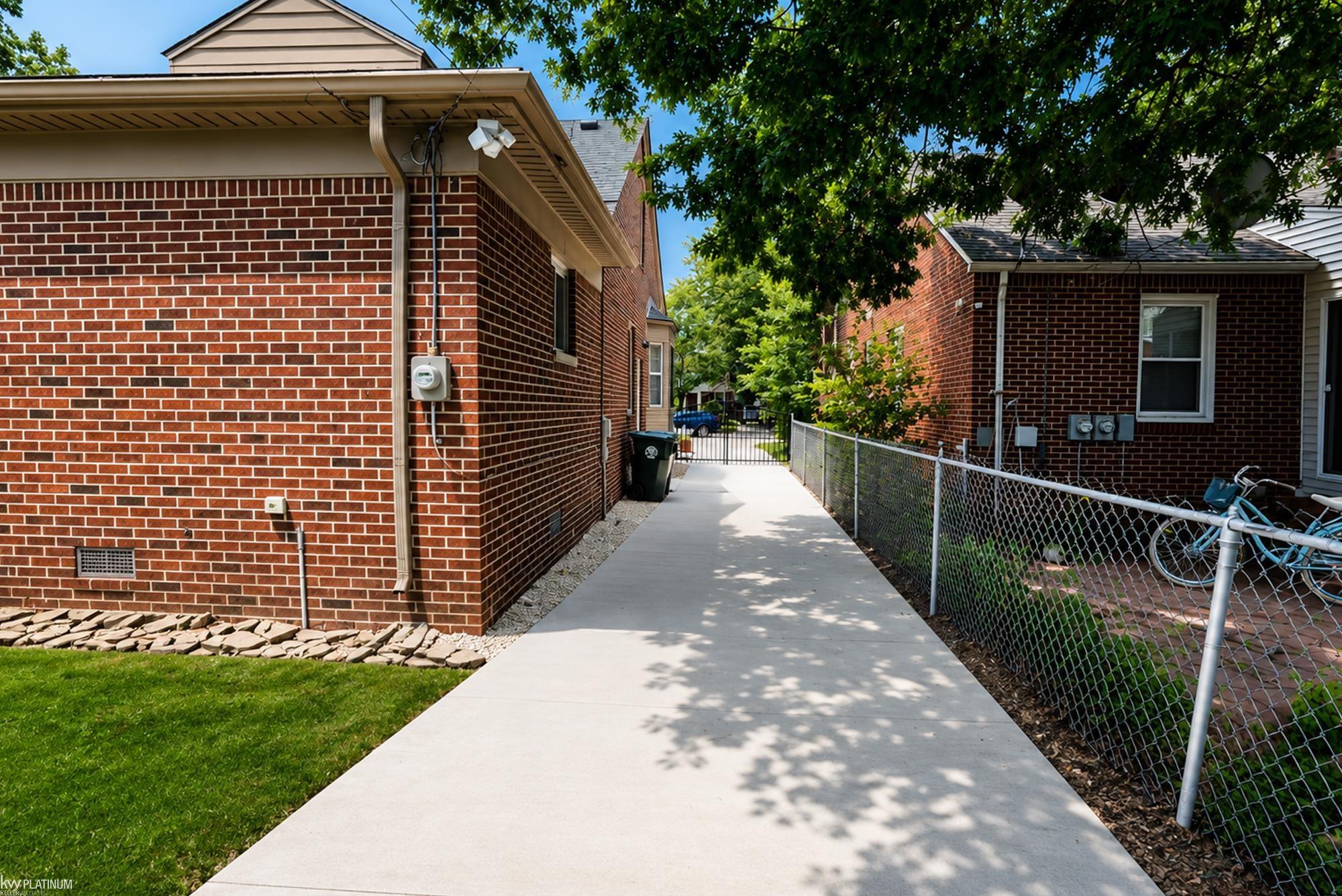 3rd image of 2118 Lennon St, Grosse Pointe Woods, MI 48236 | MLS# 58050216125