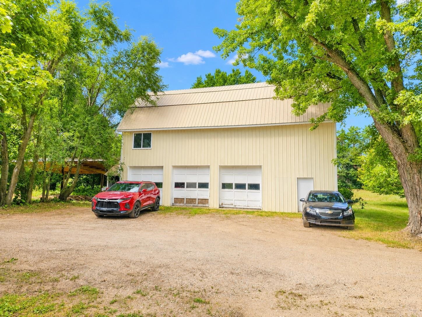 3rd image of 10651 N Vandecar Rd, Farwell, MI 48622 | MLS# 50216192