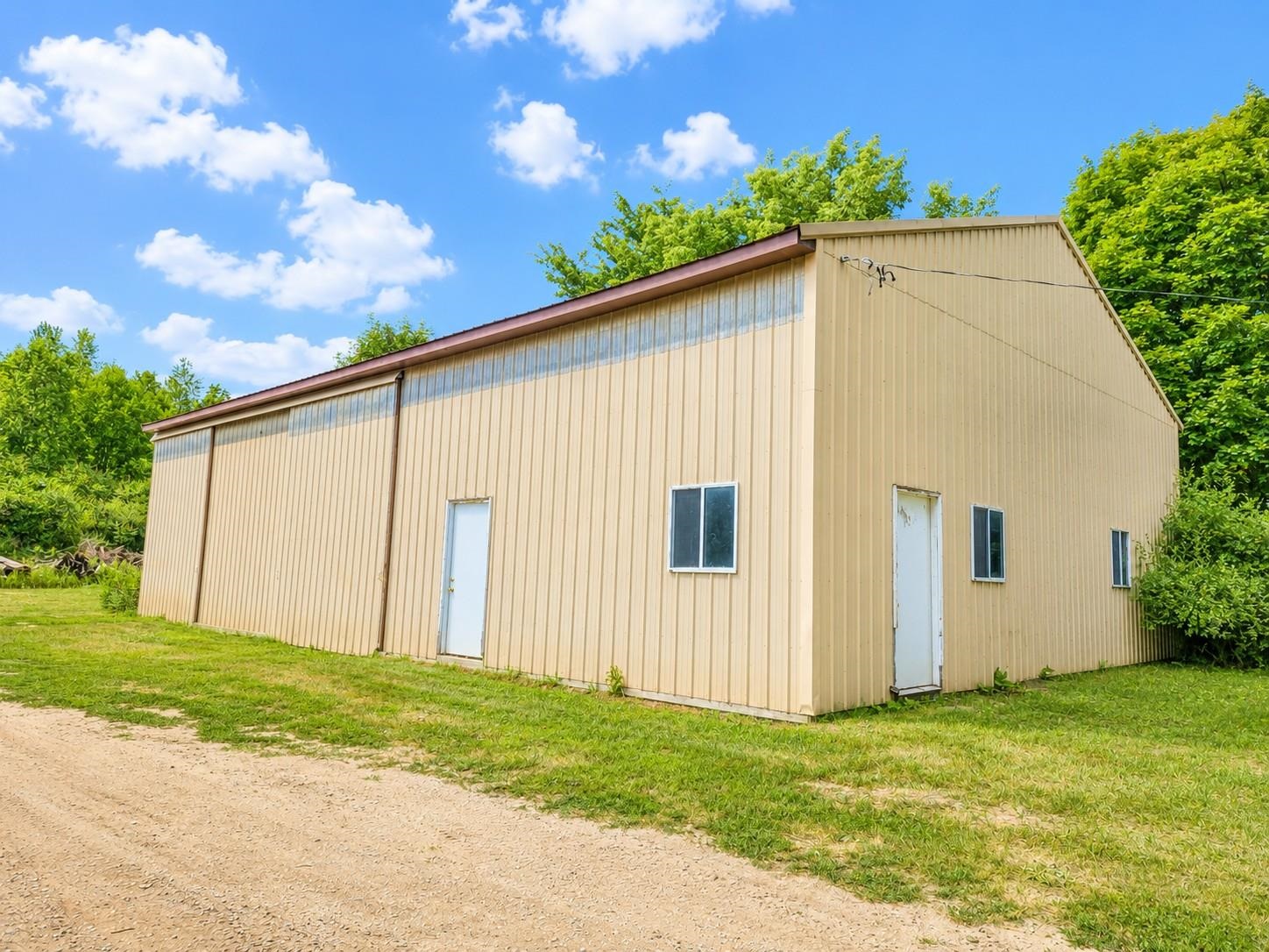 5th image of 10651 N Vandecar Rd, Farwell, MI 48622 | MLS# 50216192