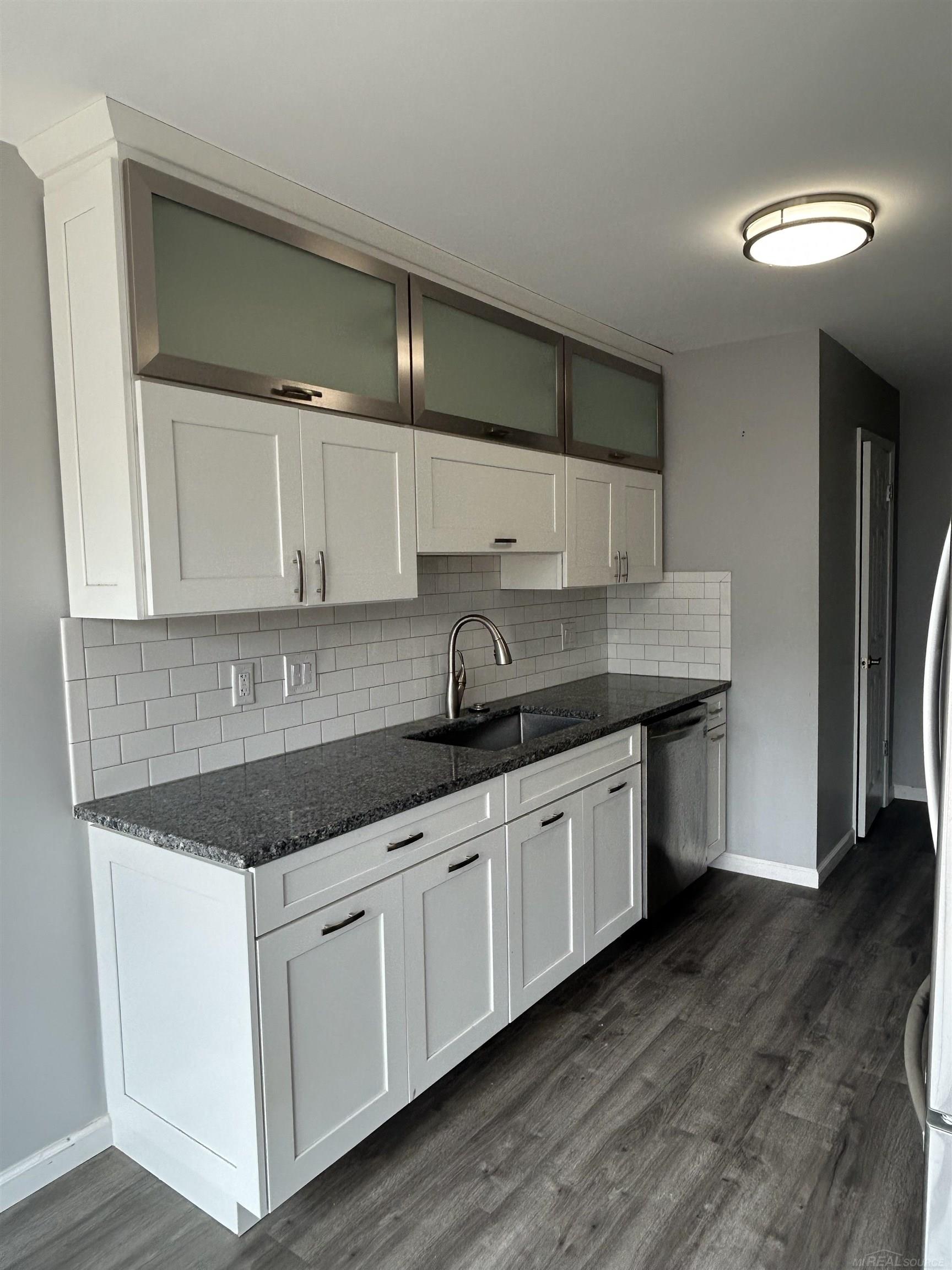 3rd image of 38860 Country Cir, Farmington Hills, MI 48331 | MLS# 50216285