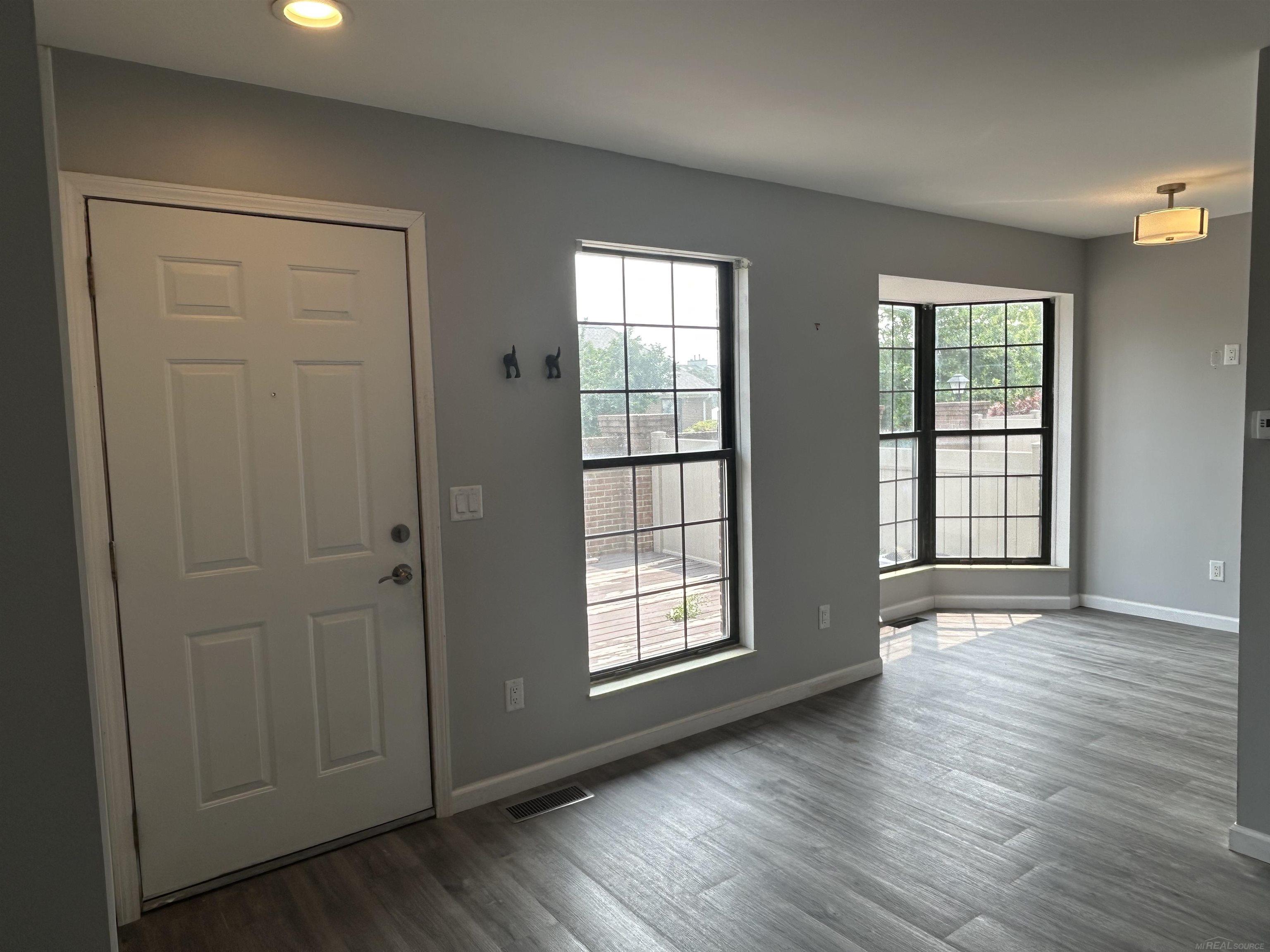 5th image of 38860 Country Cir, Farmington Hills, MI 48331 | MLS# 50216285
