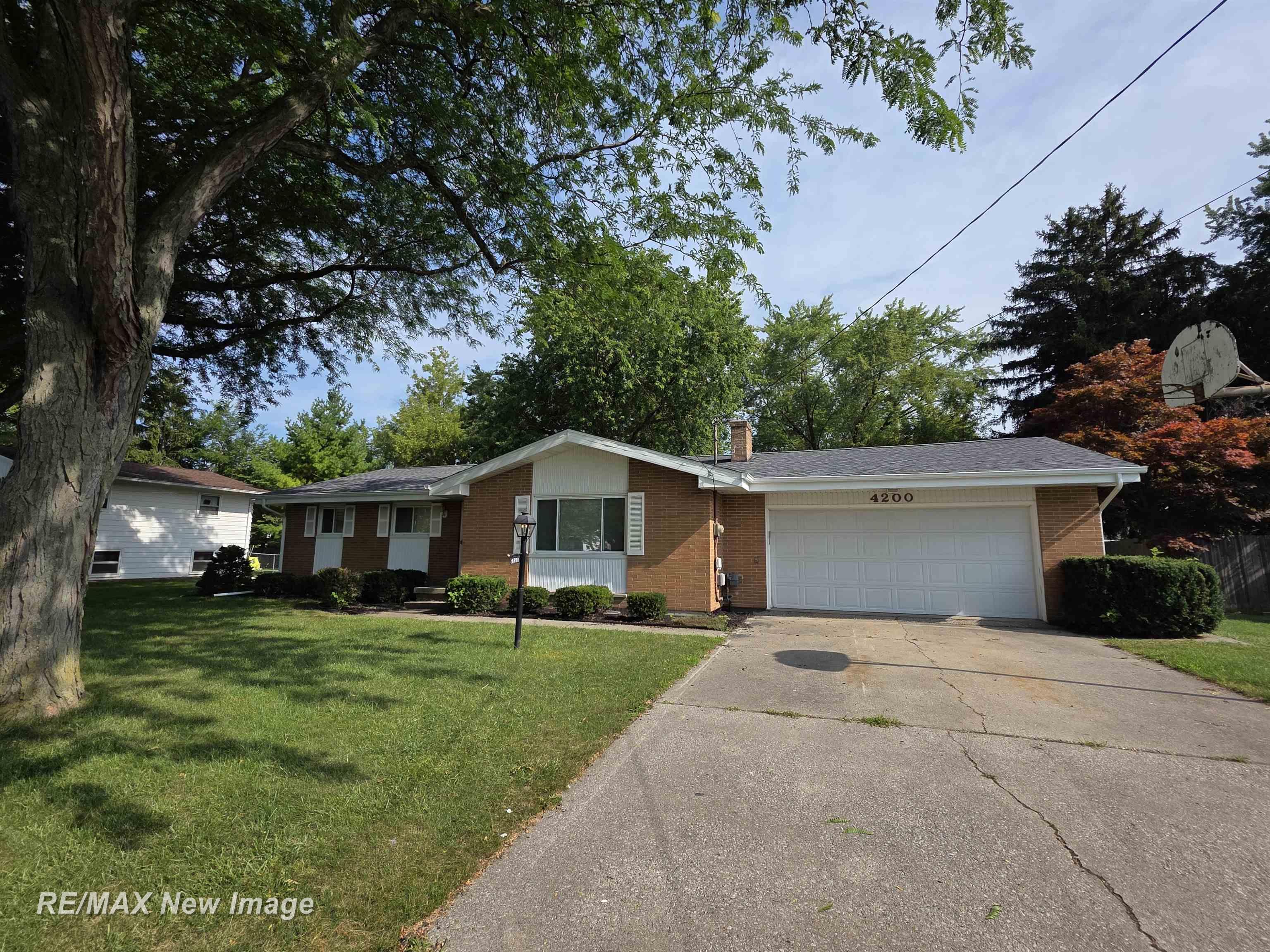 Photo 2 of Single family home for sale at 4200 S Wayside Dr, Saginaw, MI 48603 | MLS# 61050216286 | Listing updated on 2026-09-28