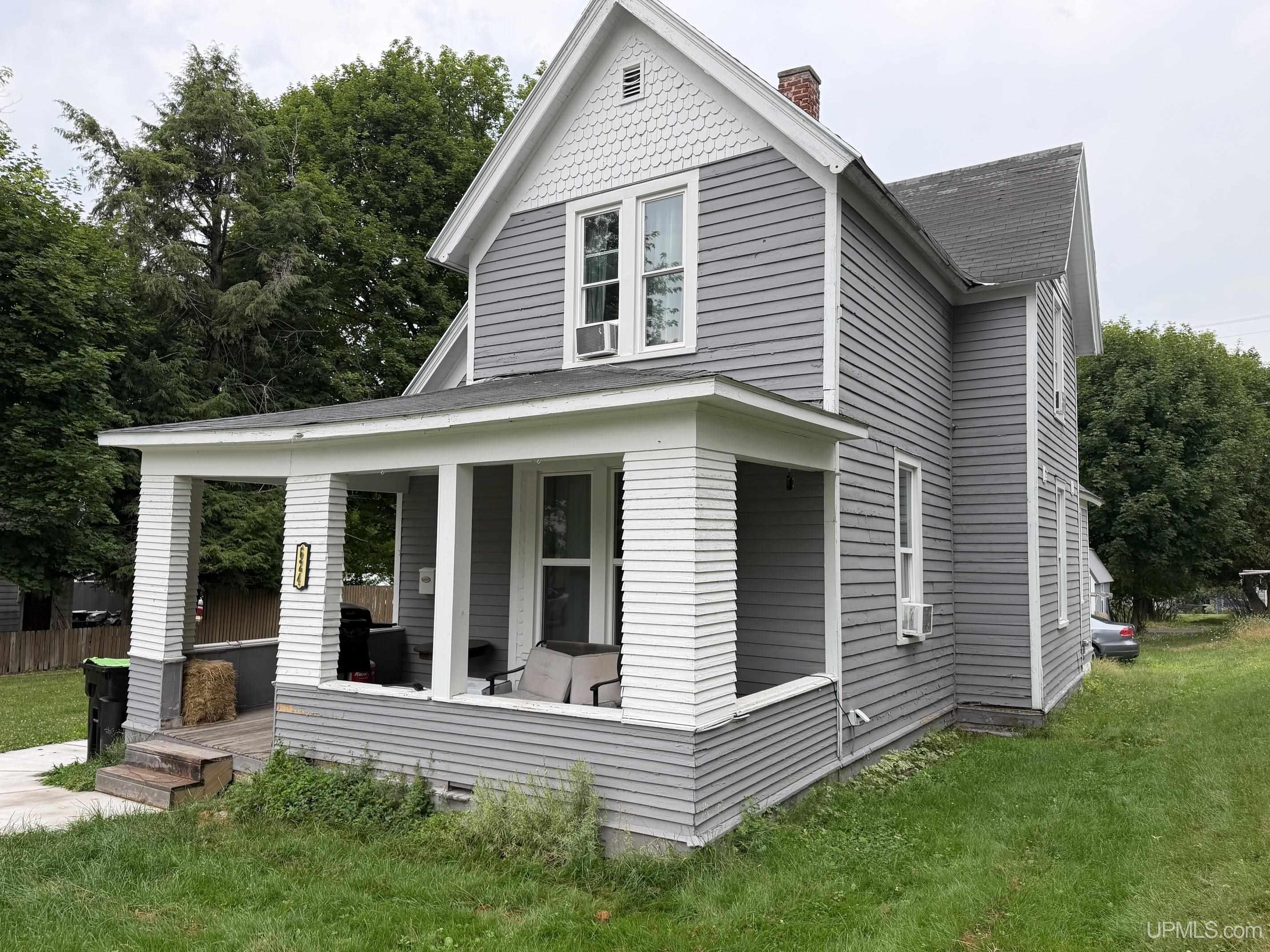 17th image of 624 E B St, Iron Mountain, MI 49801 | MLS# 50216347