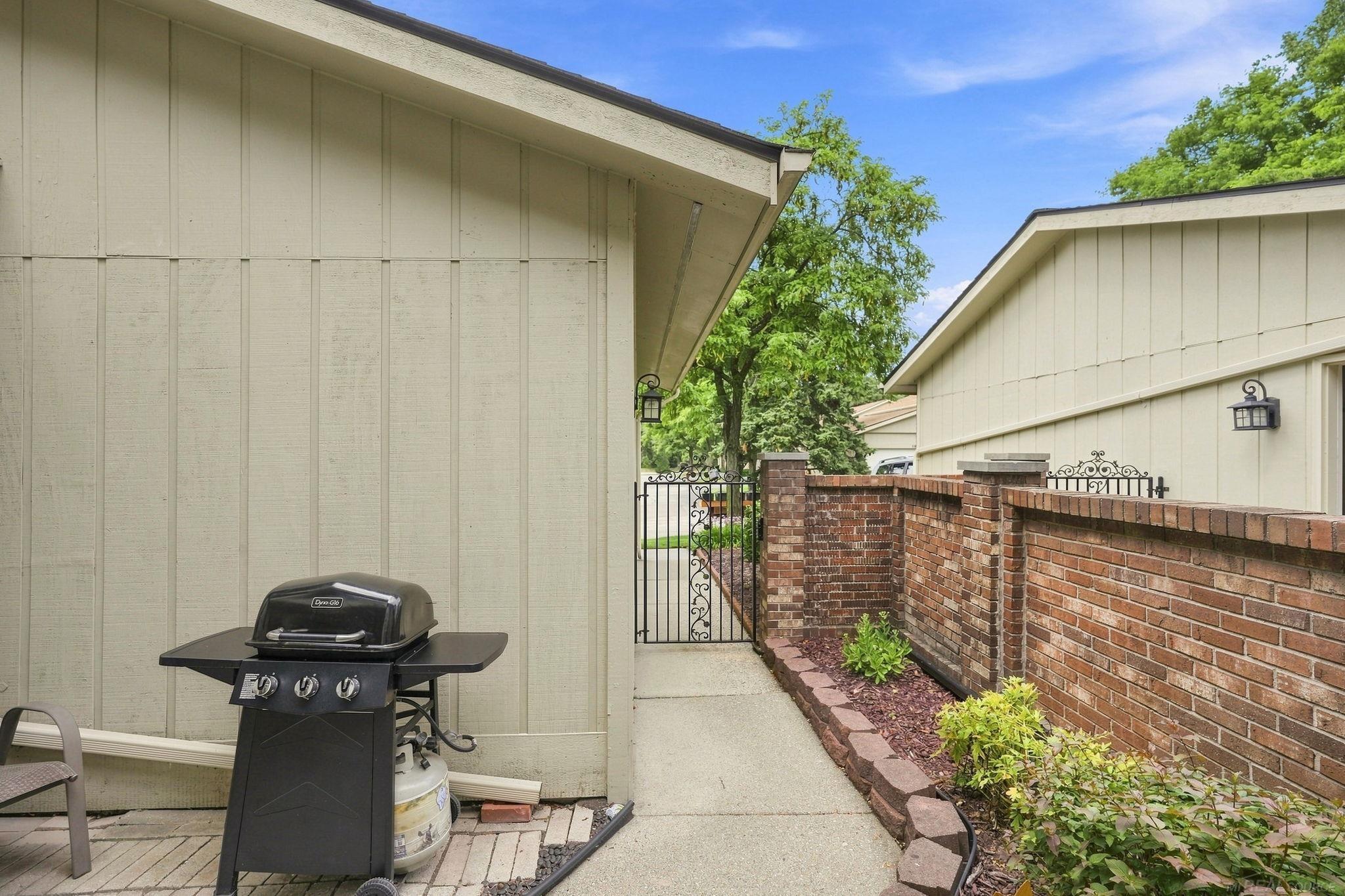 4th image of 33 Kirks Ct, Rochester Hills, MI 48309 | MLS# 50216416
