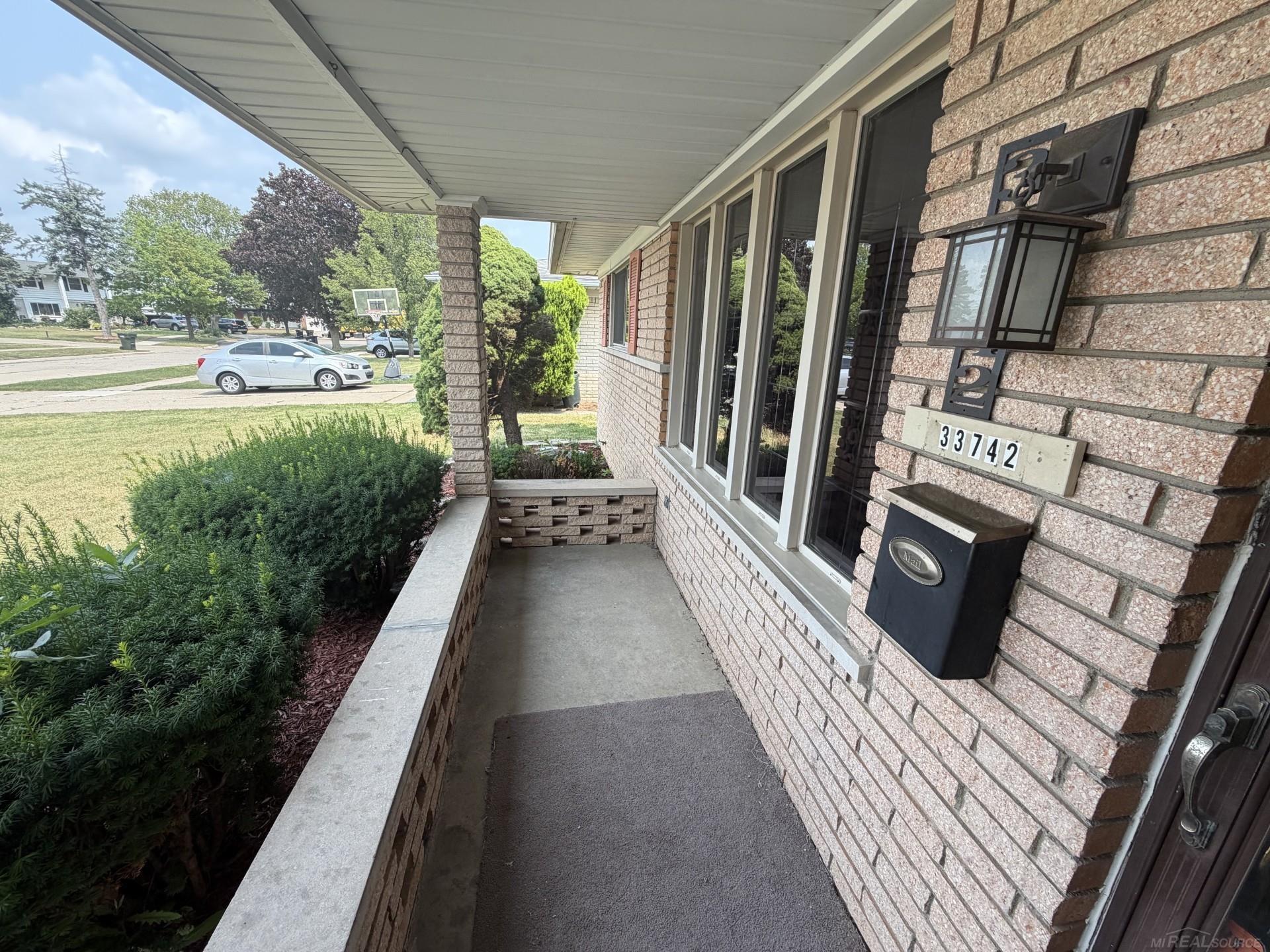 Photo 3 of Single family home for sale at 33742 Elford Dr, Sterling Heights, MI 48312 | MLS# 58050216577 | Listing updated on 2026-09-14
