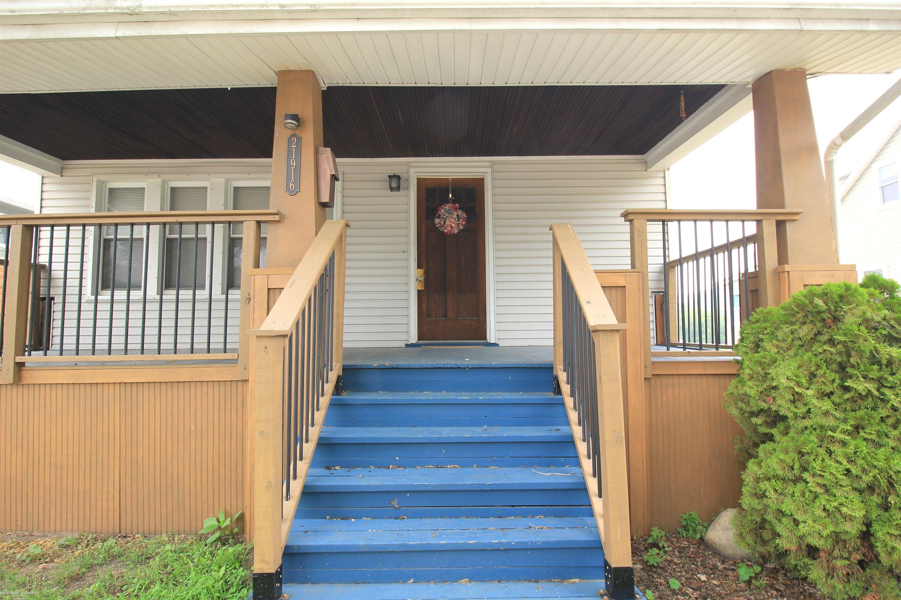 Photo 3 of Single family home for sale at 21916 Lakeview St, Saint Clair Shores, MI 48080 | MLS# 58050216623 | Listing updated on 2026-09-17