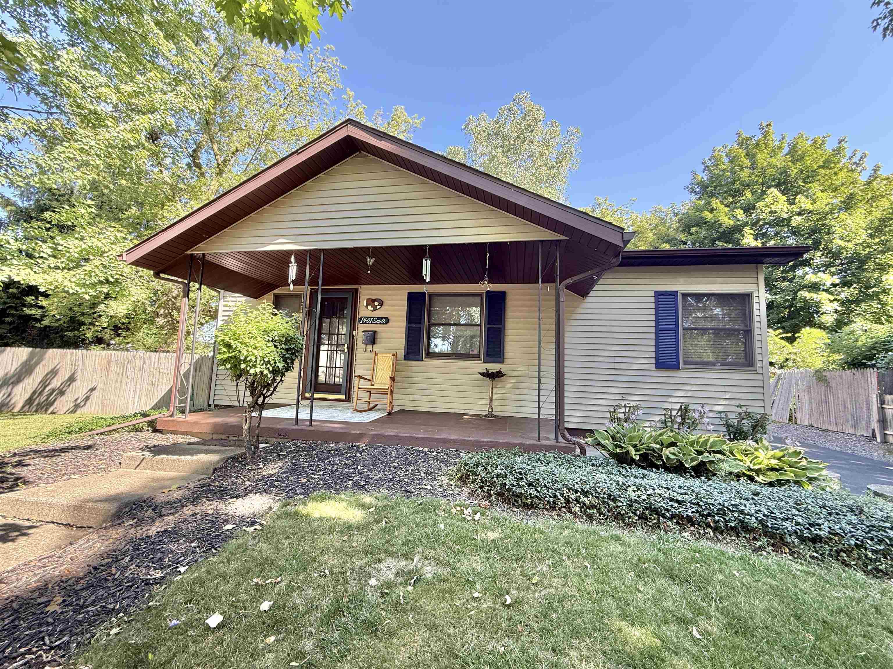 3rd image of 1401 Smith St, Essexville, MI 48732 | MLS# 50216685