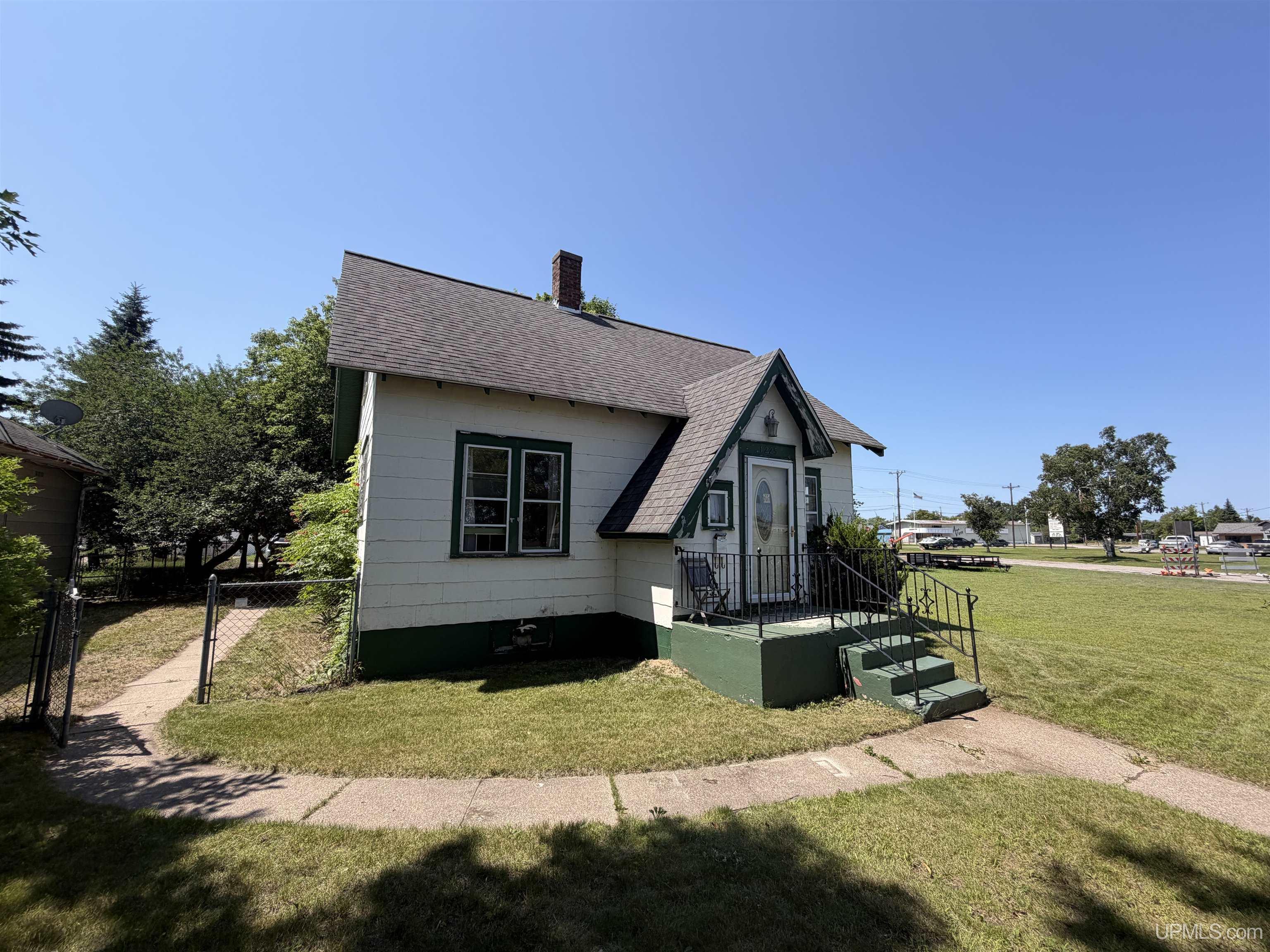 3rd image of 1225 Washington Ave, Escanaba, MI 49829 | MLS# 50216813