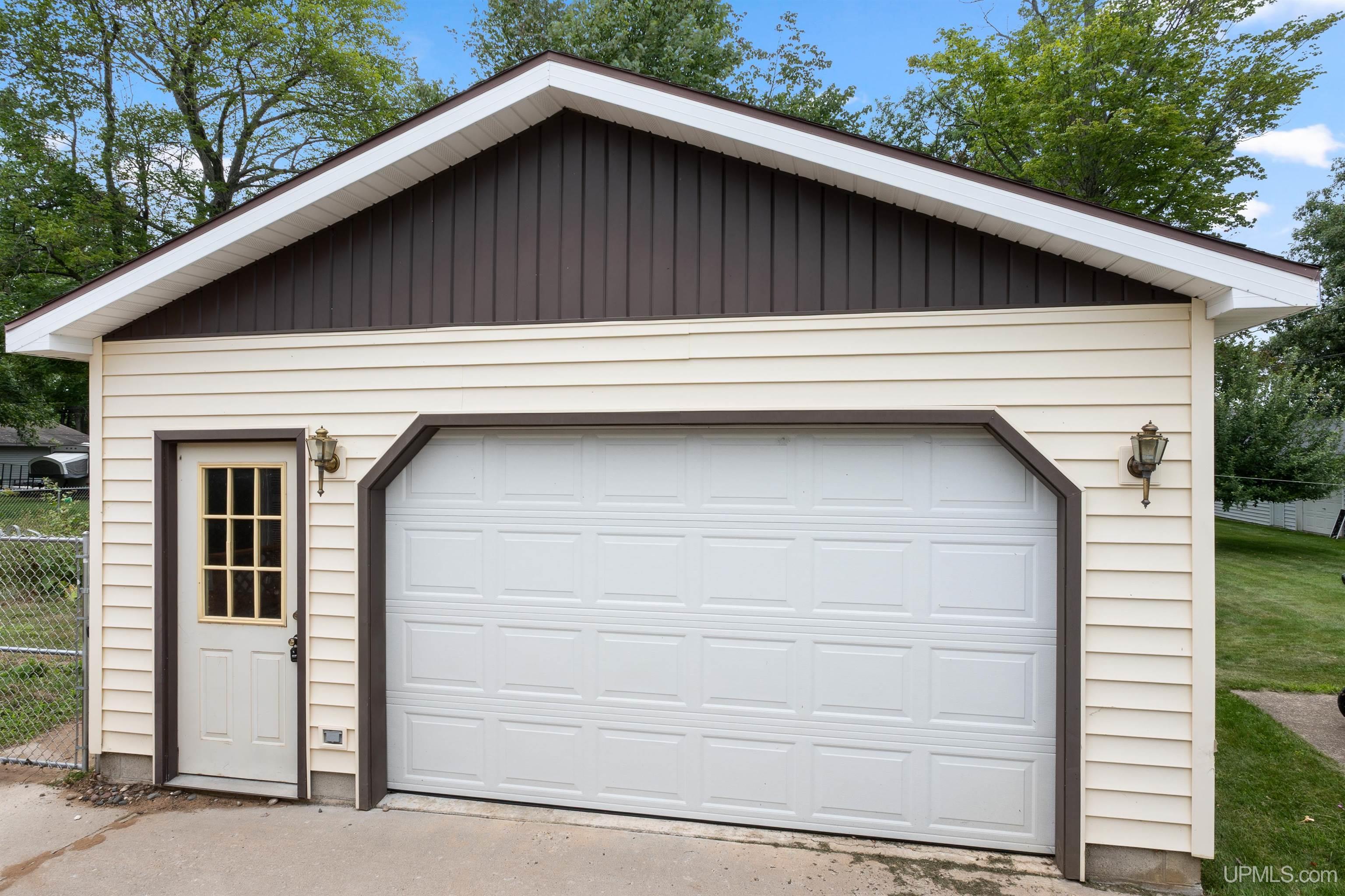 4th image of 2128 S 25 Ave, Escanaba, MI 49829 | MLS# 50216986
