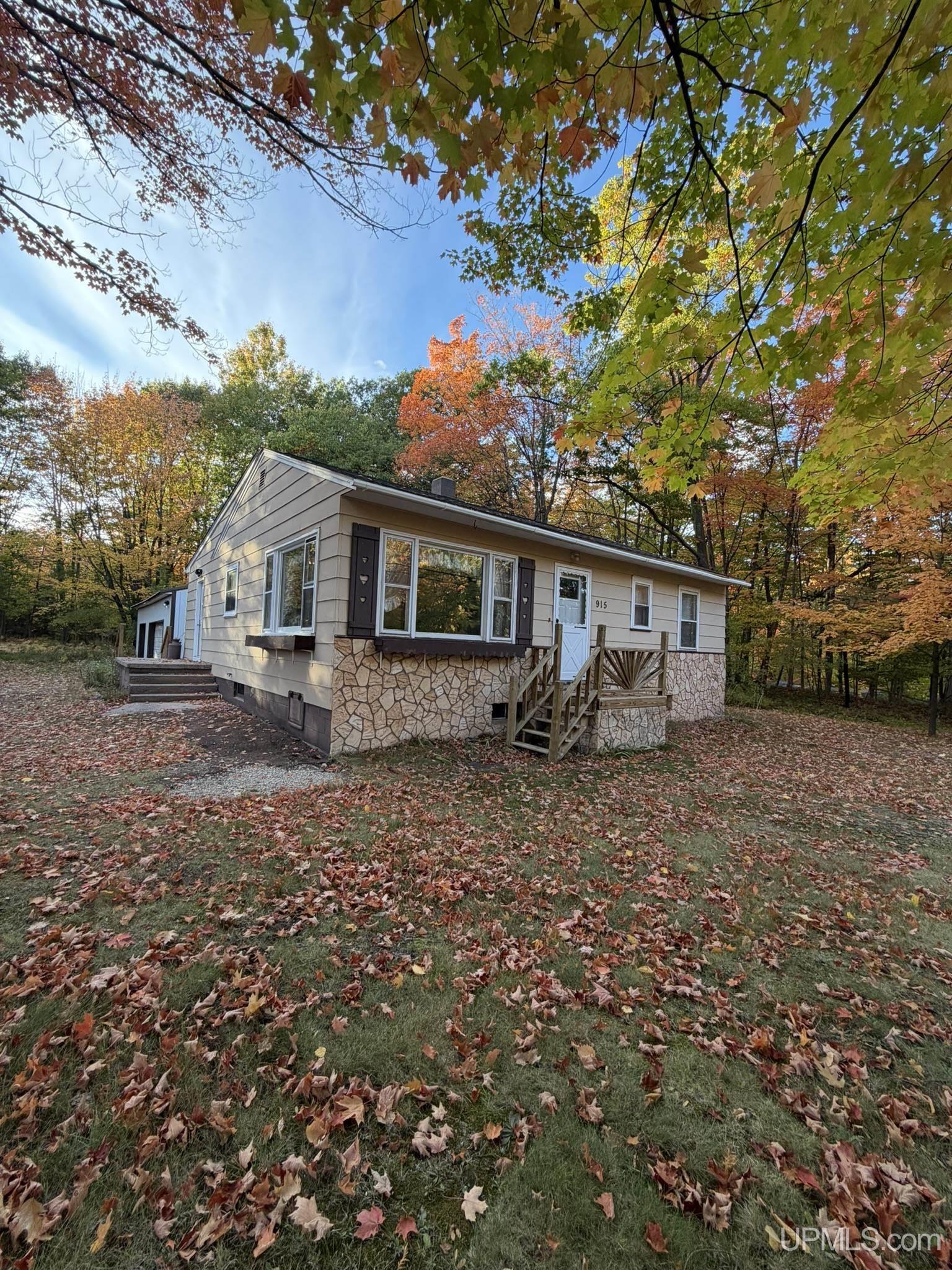 Photo 3 of Single family home for sale at 915 Vandenboom Ave, Marquette, MI 49855 | MLS# 50217024 | Listing updated on 2026-10-06