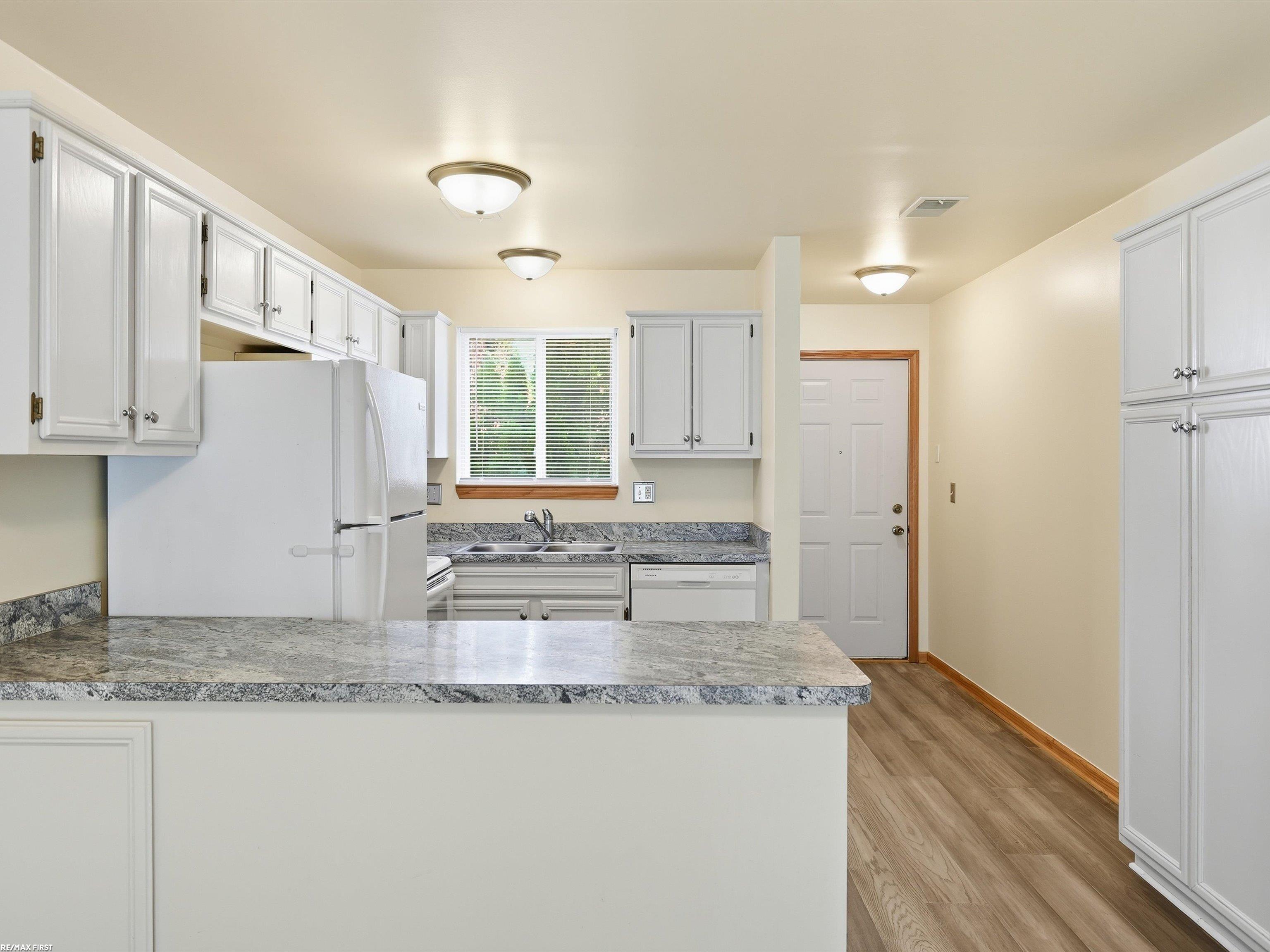 3rd image of 30272 Wedgewood Cir, Roseville, MI 48066 | MLS# 50217572