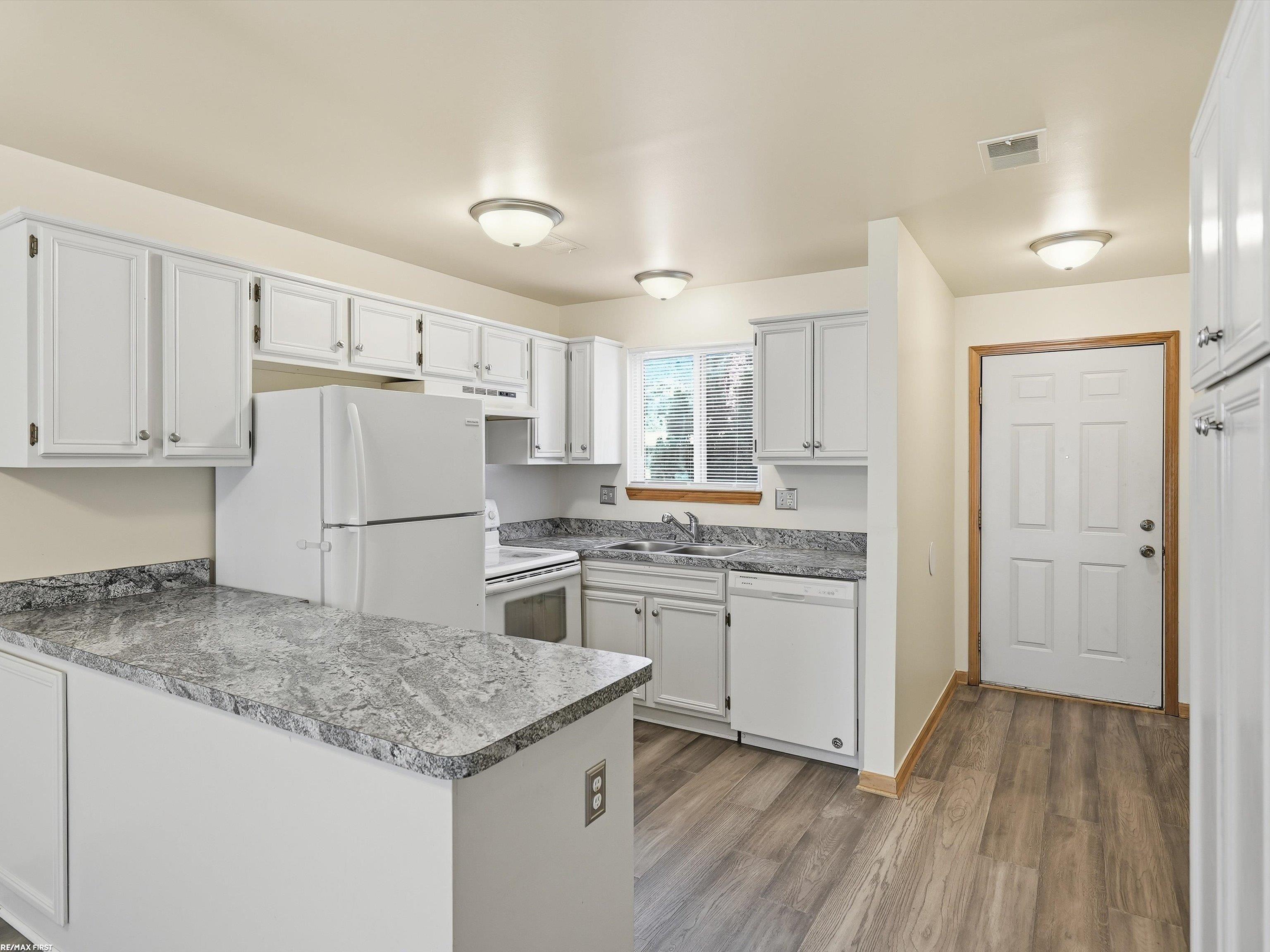 4th image of 30272 Wedgewood Cir, Roseville, MI 48066 | MLS# 50217572