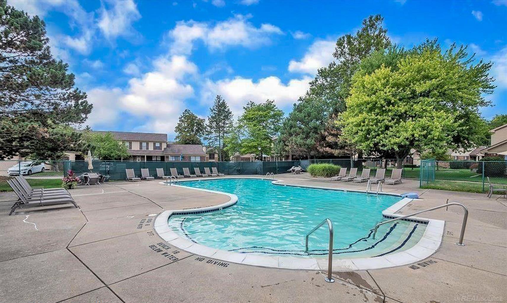 Listing Photo 4 - Condo for sale in building located at 31672 Bear Creek Blvd, Warren, MI 48093