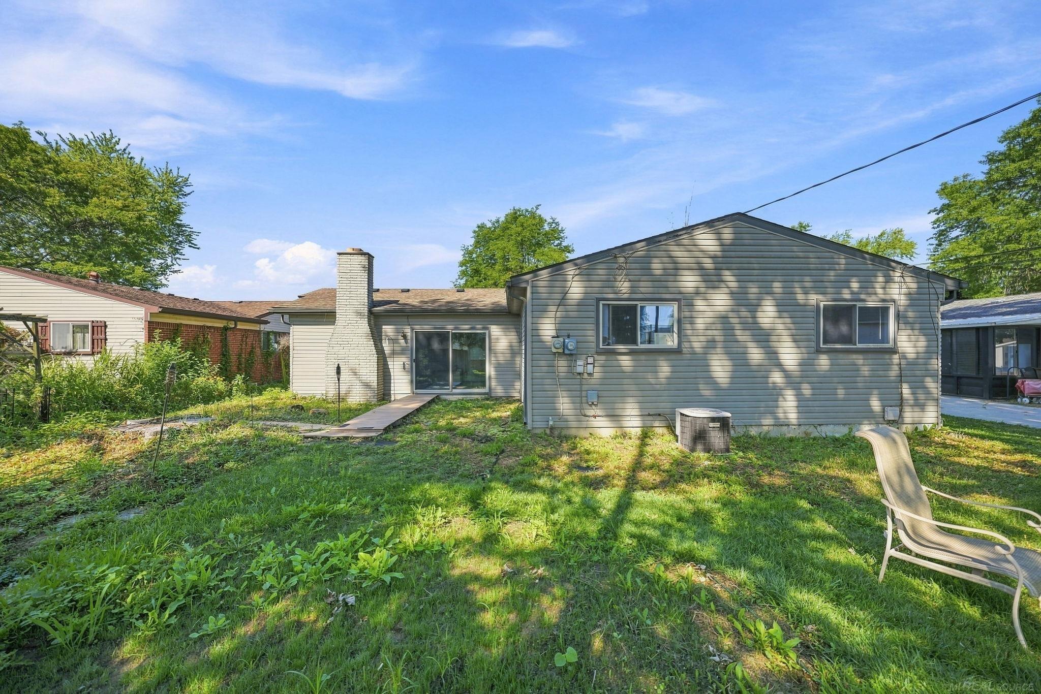 3rd image of 37340 Castleton Dr, Sterling Heights, MI 48312 | MLS# 50217702