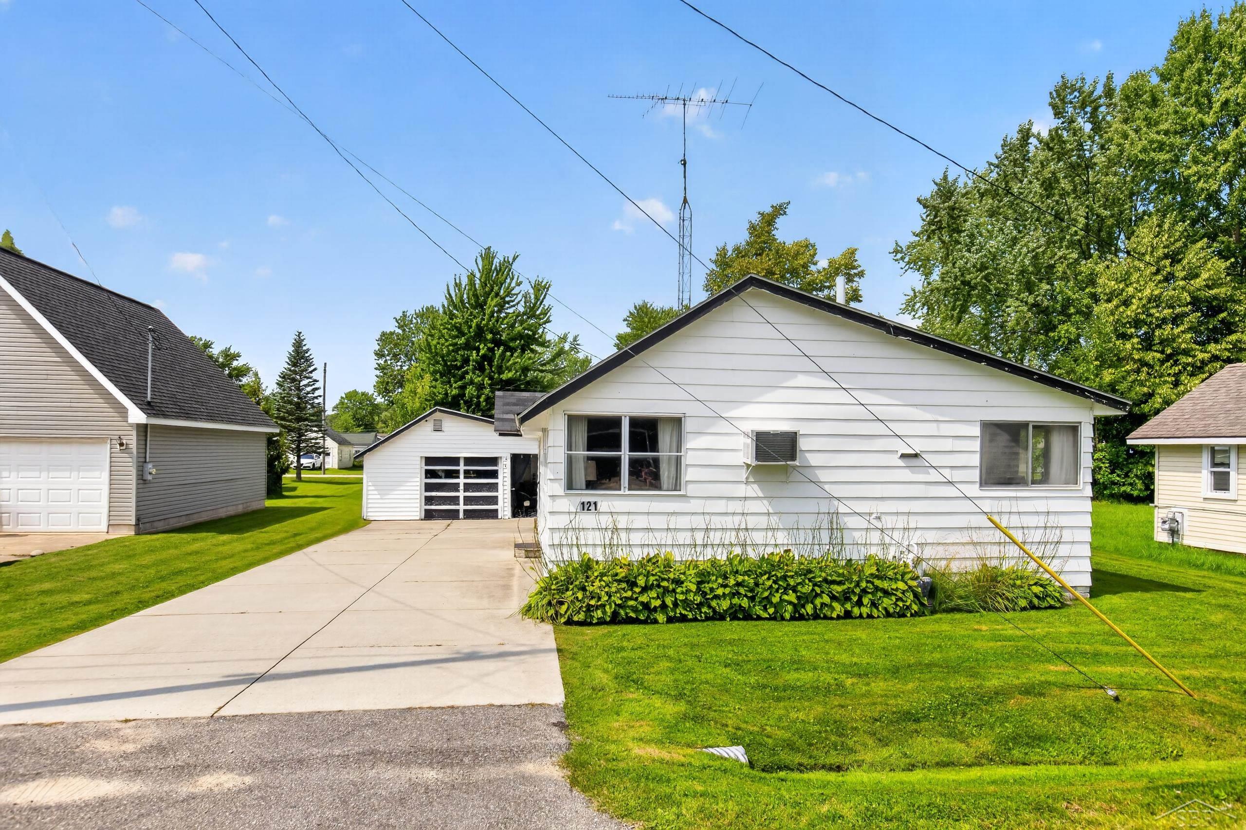 2nd image of 121 Sandpiper Ave, Houghton Lake, MI 48629 | MLS# 61050217901