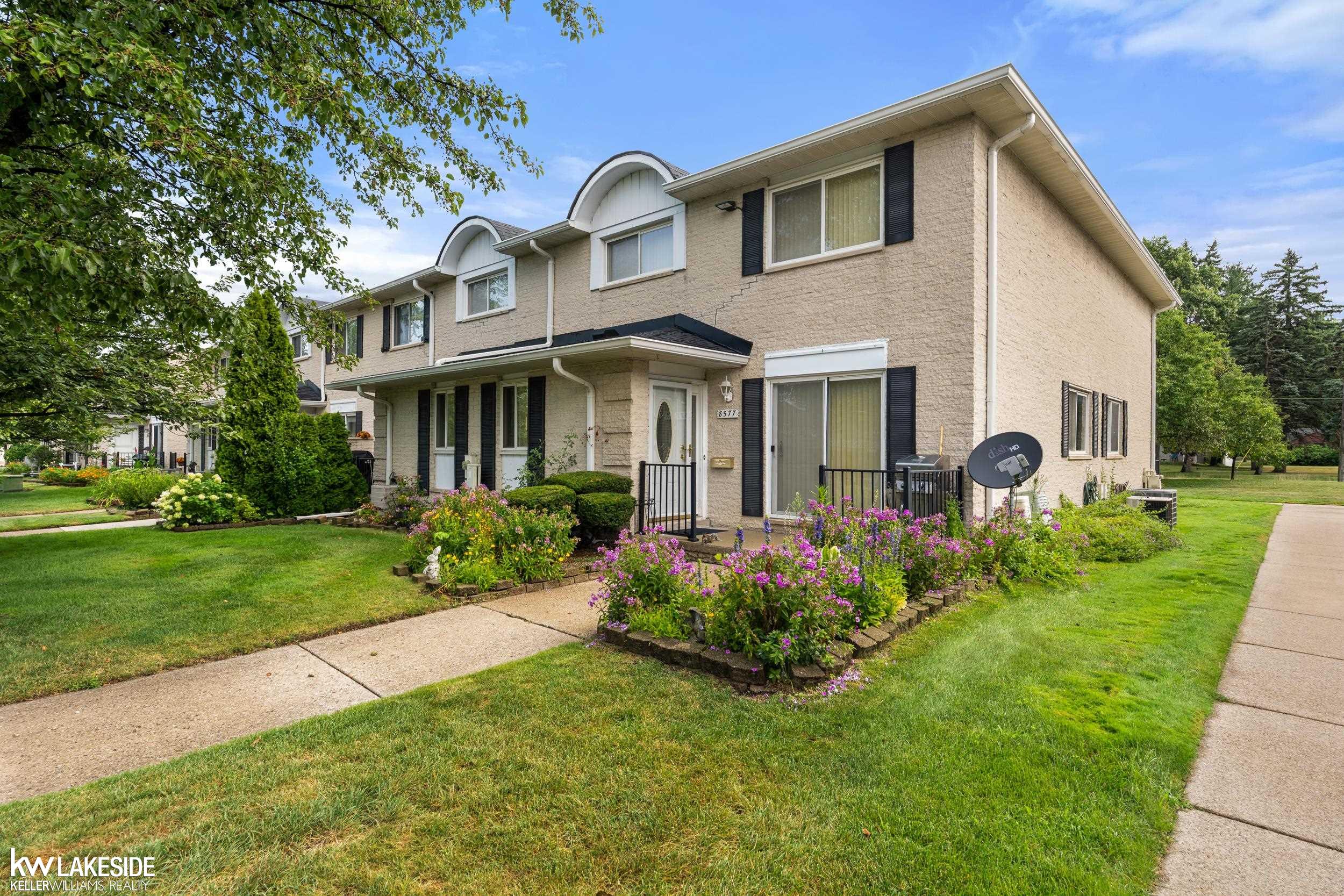 3rd image of 8577 Hampshire Dr, Sterling Heights, MI 48313 | MLS# 58050218115