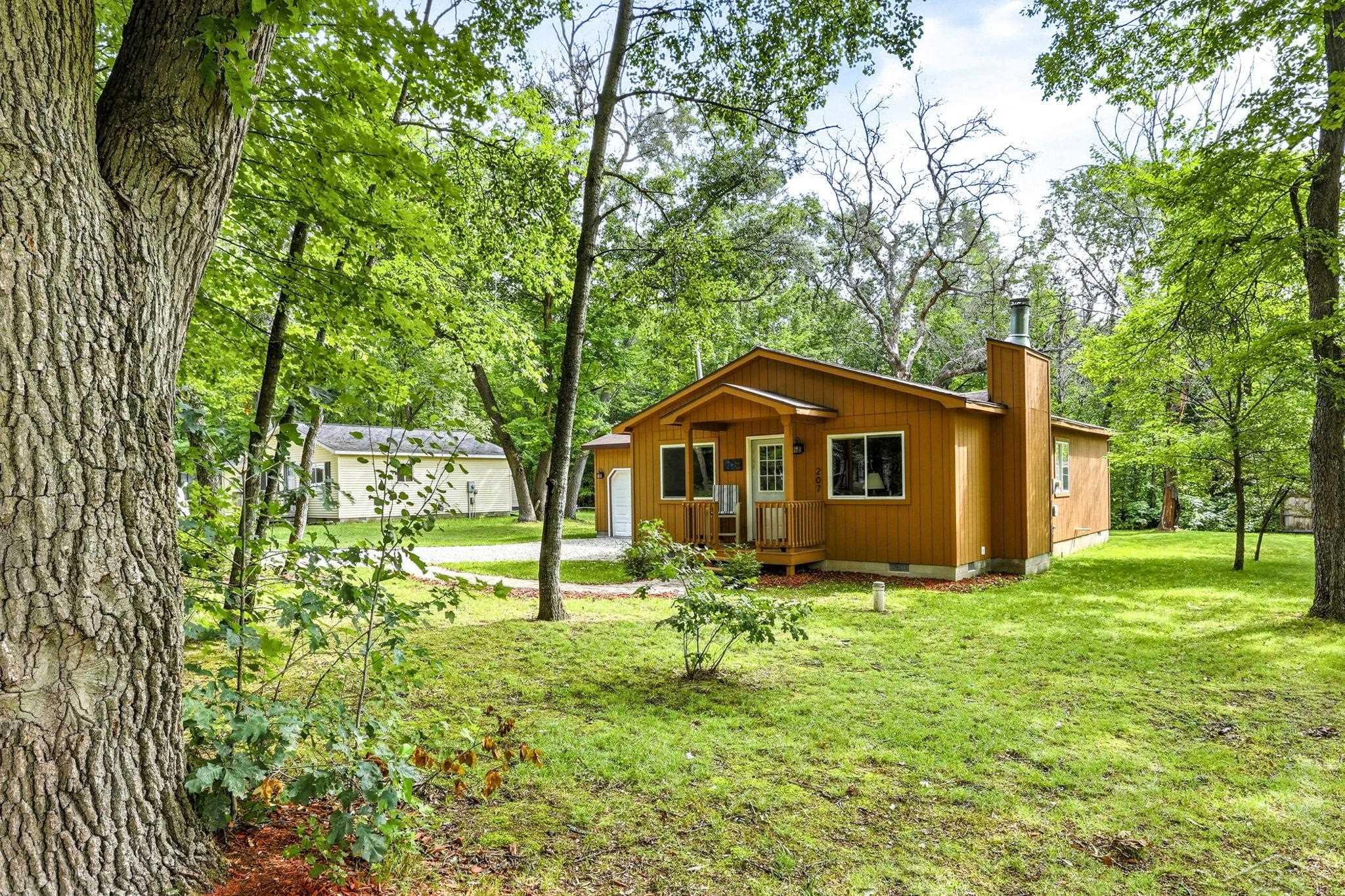 5th image of 207 Butterfield Ln, Houghton Lake, MI 48629 | MLS# 50218155