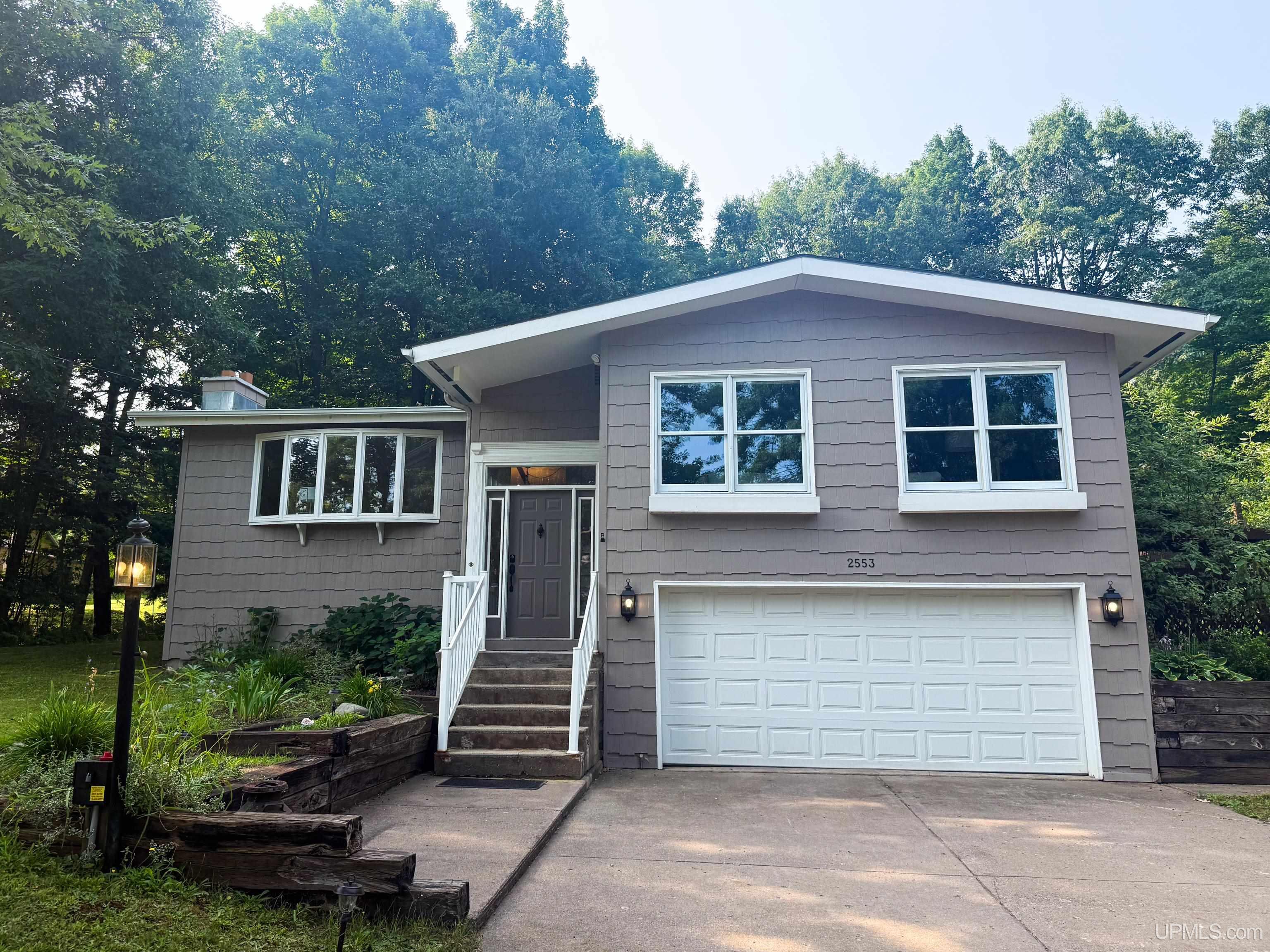 Photo 2 of Single family home for sale at 2553 Waldo St, Marquette, MI 49855 | MLS# 50218520 | Listing updated on 2026-09-30