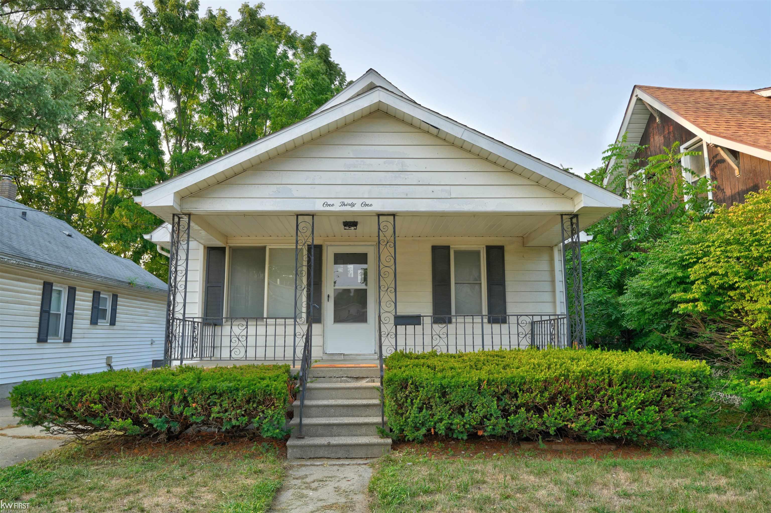 Photo 3 of Single family home for sale at 131 E Lakeview Ave, Flint, MI 48503 | MLS# 5050218550 | Listing updated on 2026-10-01