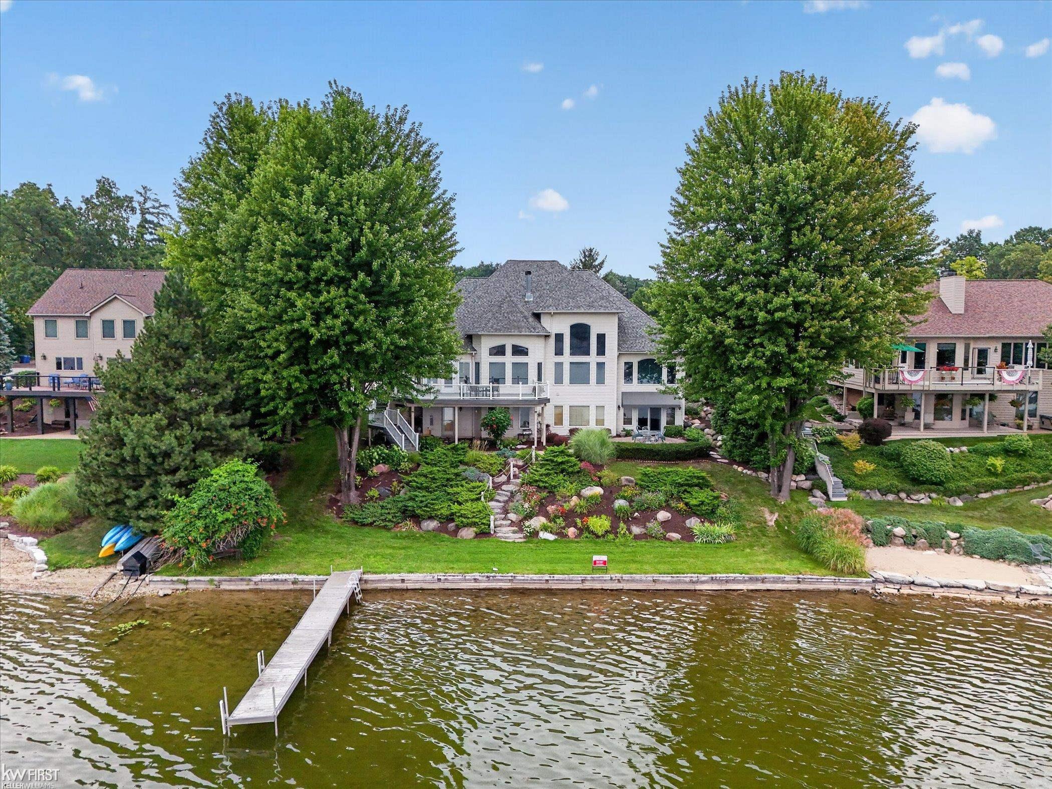 Photo 3 of Single family home for sale at 16048 Pine Blf Ct, Fenton, MI 48430 | MLS# 5050218577 | Listing updated on 2026-09-12