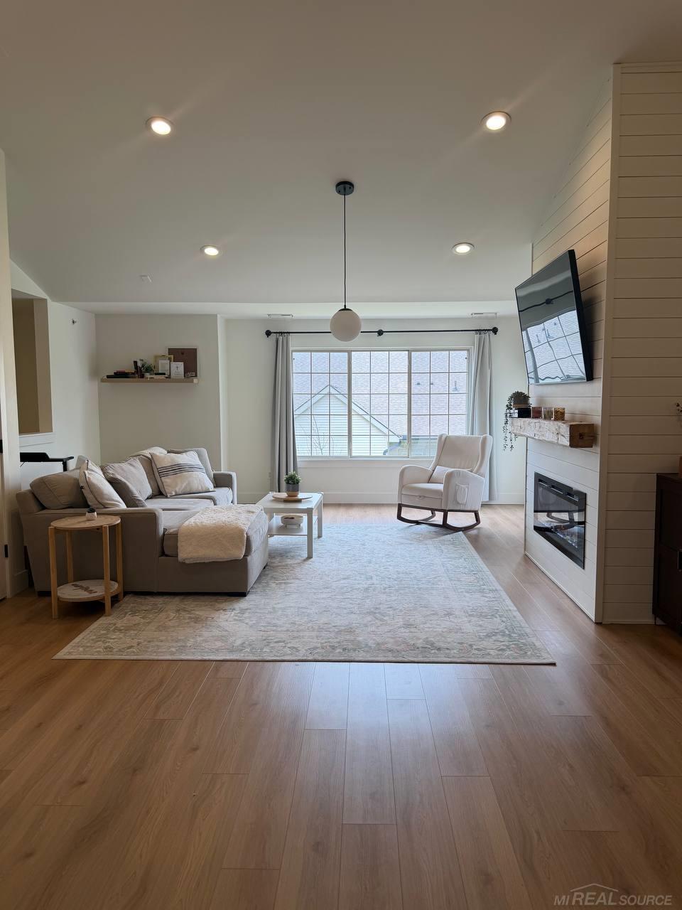 Listing Photo 5 - Condo for sale in building located at 45543 Hidden Vw Ct, Utica, MI 48315