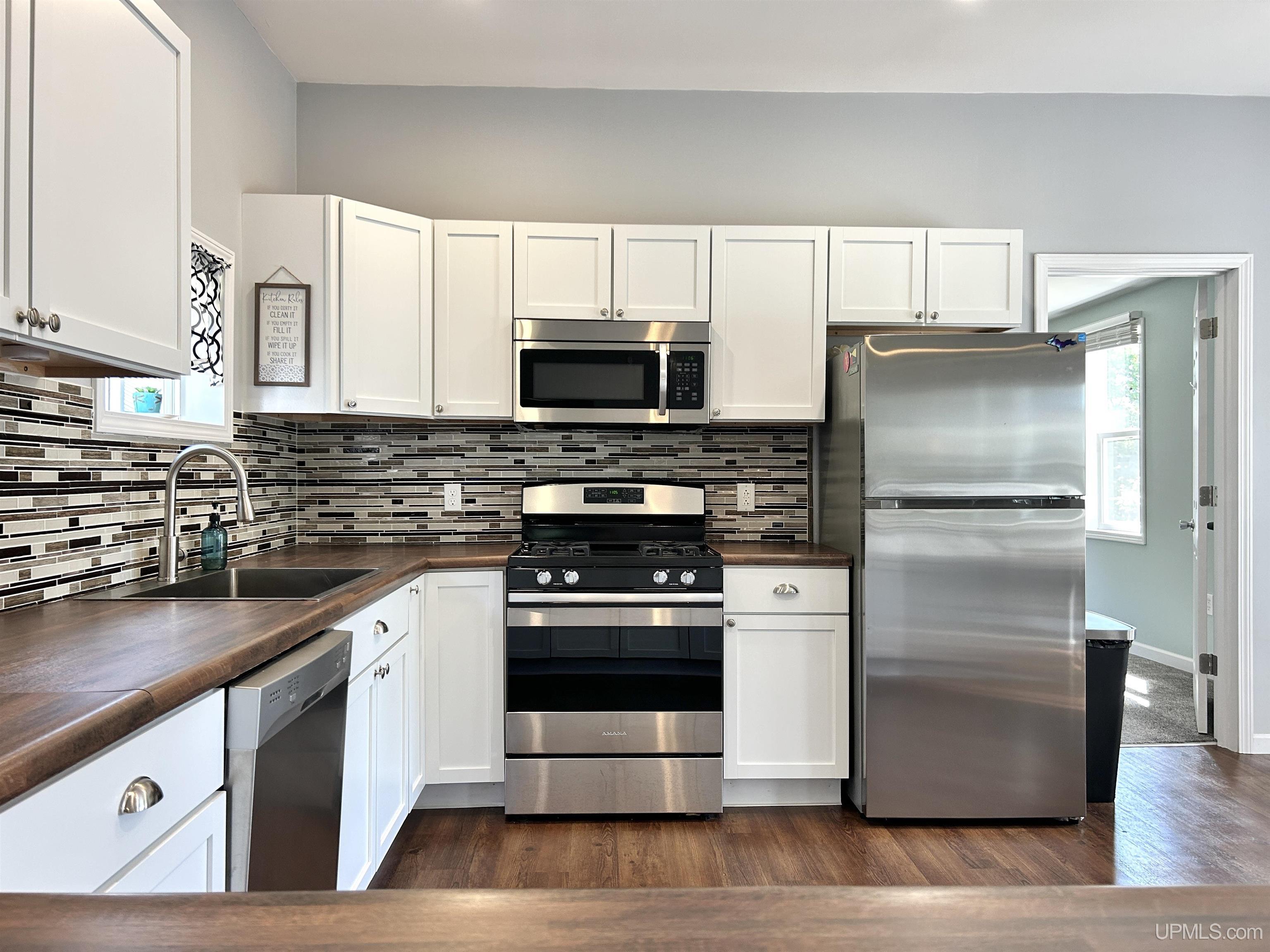 4th image of 430 N Houghton Ave, Manistique, MI 49854 | MLS# 50218848