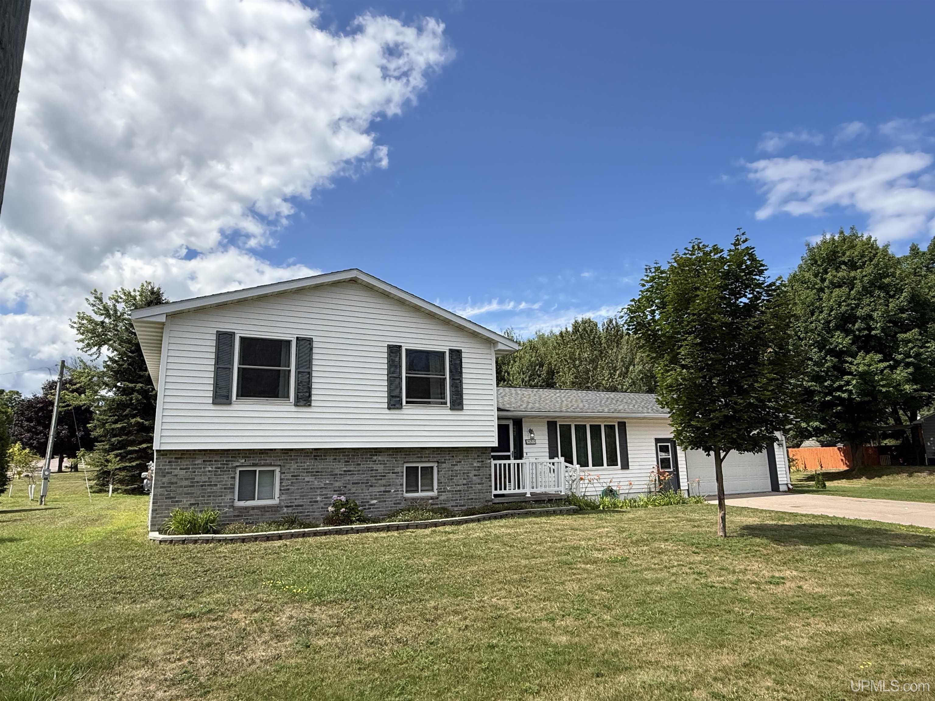 2nd image of 525 Erie Ave, Marquette, MI 49855 | MLS# 50219035
