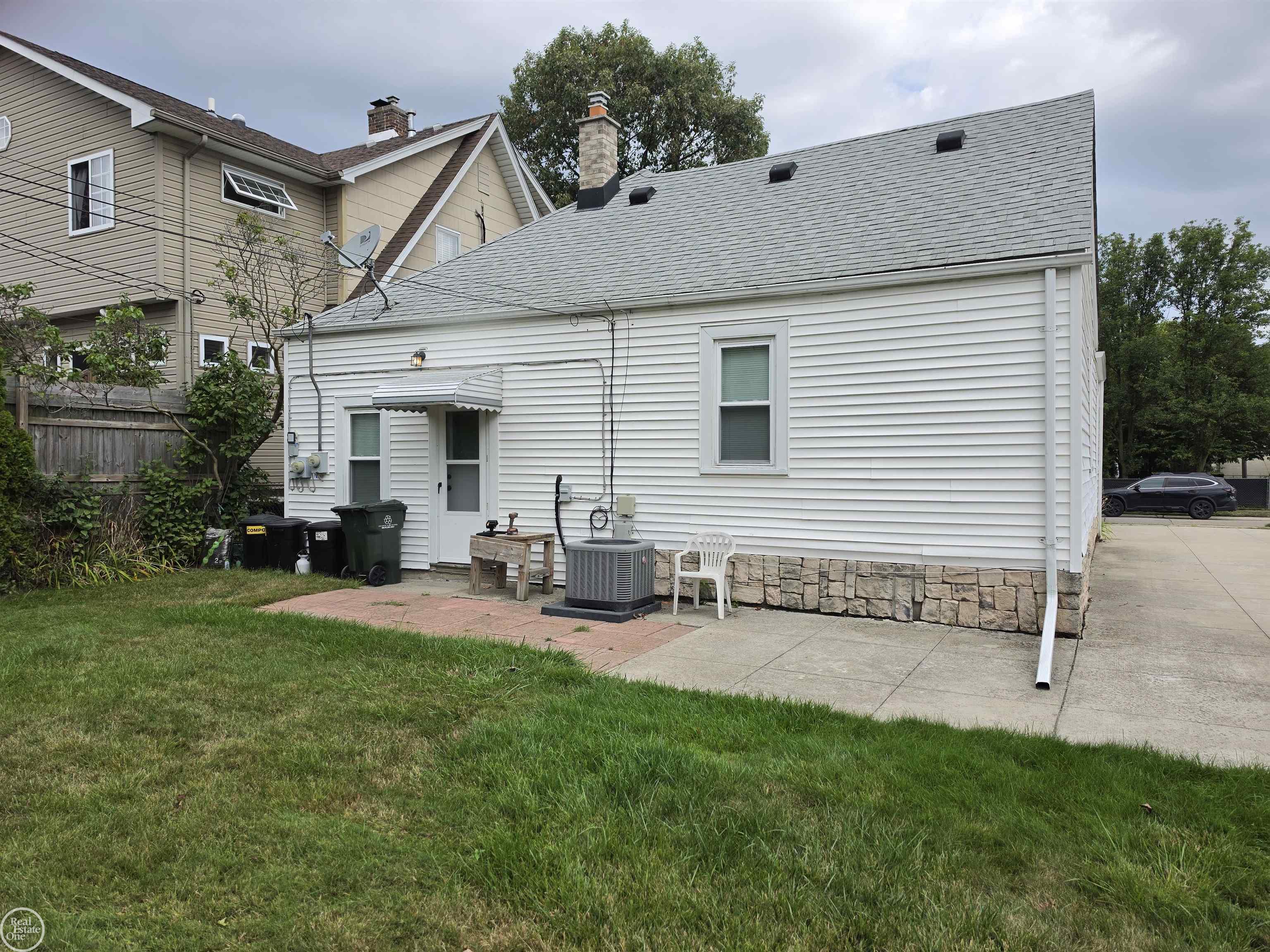 Photo 3 of Single family home for sale at 22804 Barton St, Saint Clair Shores, MI 48081 | MLS# 58050219050 | Listing updated on 2026-09-18