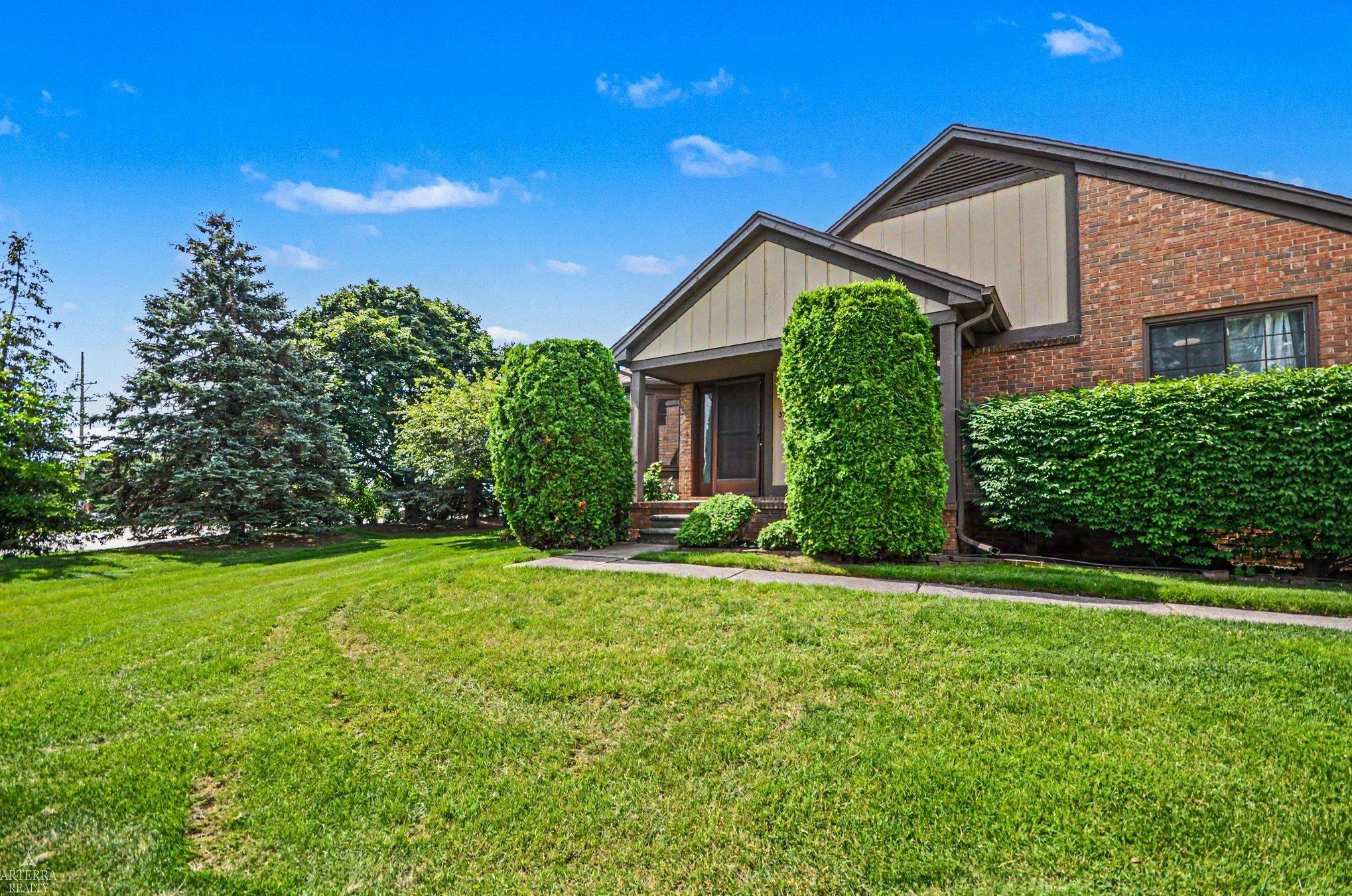 2nd image of 32 Meadow Wood Dr, Rochester Hills, MI 48307 | MLS# 50219333