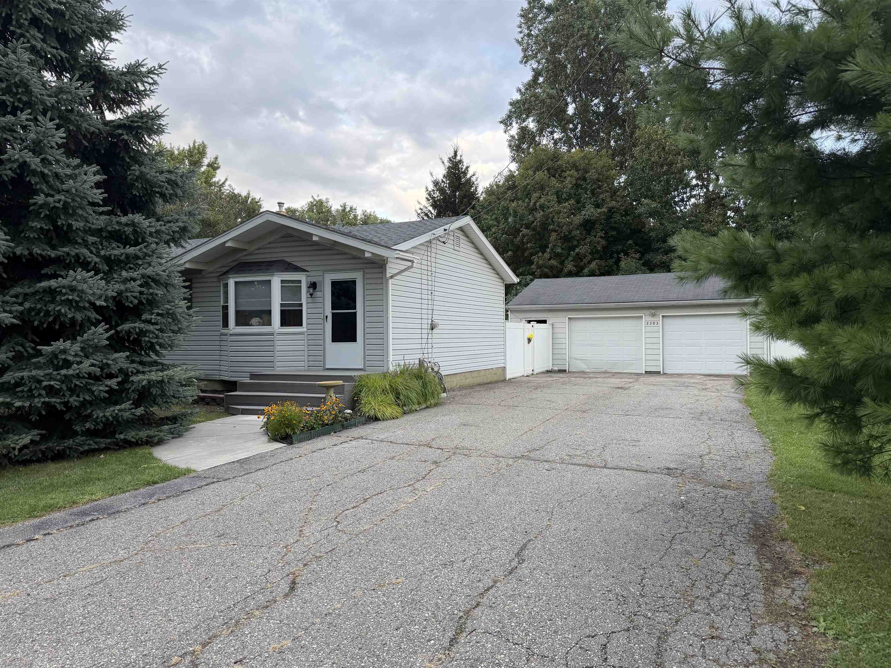 Photo 2 of Single family home for sale at 2383 Miami Beach Dr, Flint Charter Township Genesee, MI 48507 | MLS# 5050219583 | Listing updated on 2026-09-18