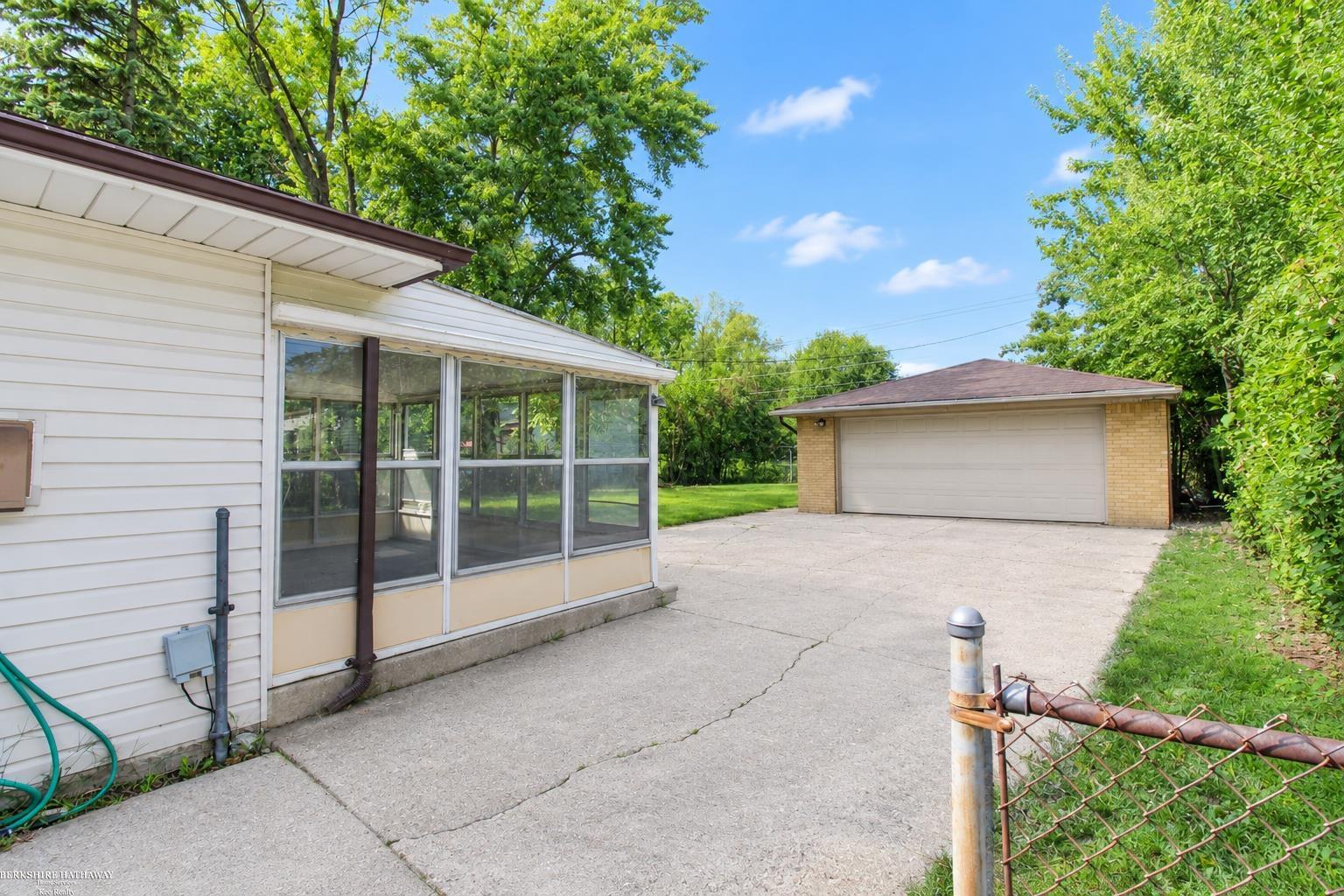 Photo 2 of Single family home for sale at 2131 Koper Dr, Sterling Heights, MI 48310 | MLS# 50219795 | Listing updated on 2026-09-15