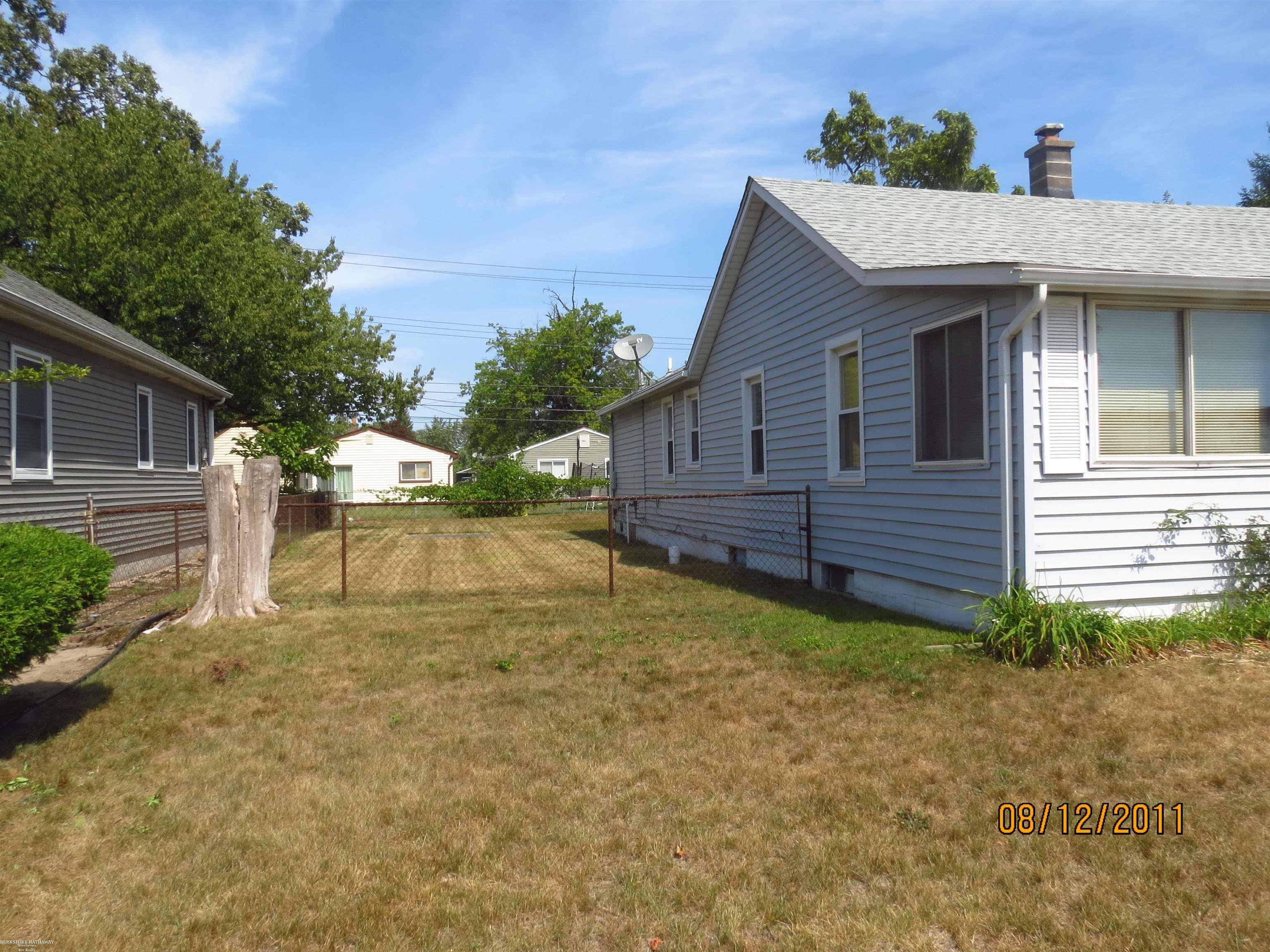 Photo 2 of Single family home for sale at 831 E Guthrie Ave, Madison Heights City Oakland, MI 48071 | MLS# 58050220272 | Listing updated on 2026-09-02