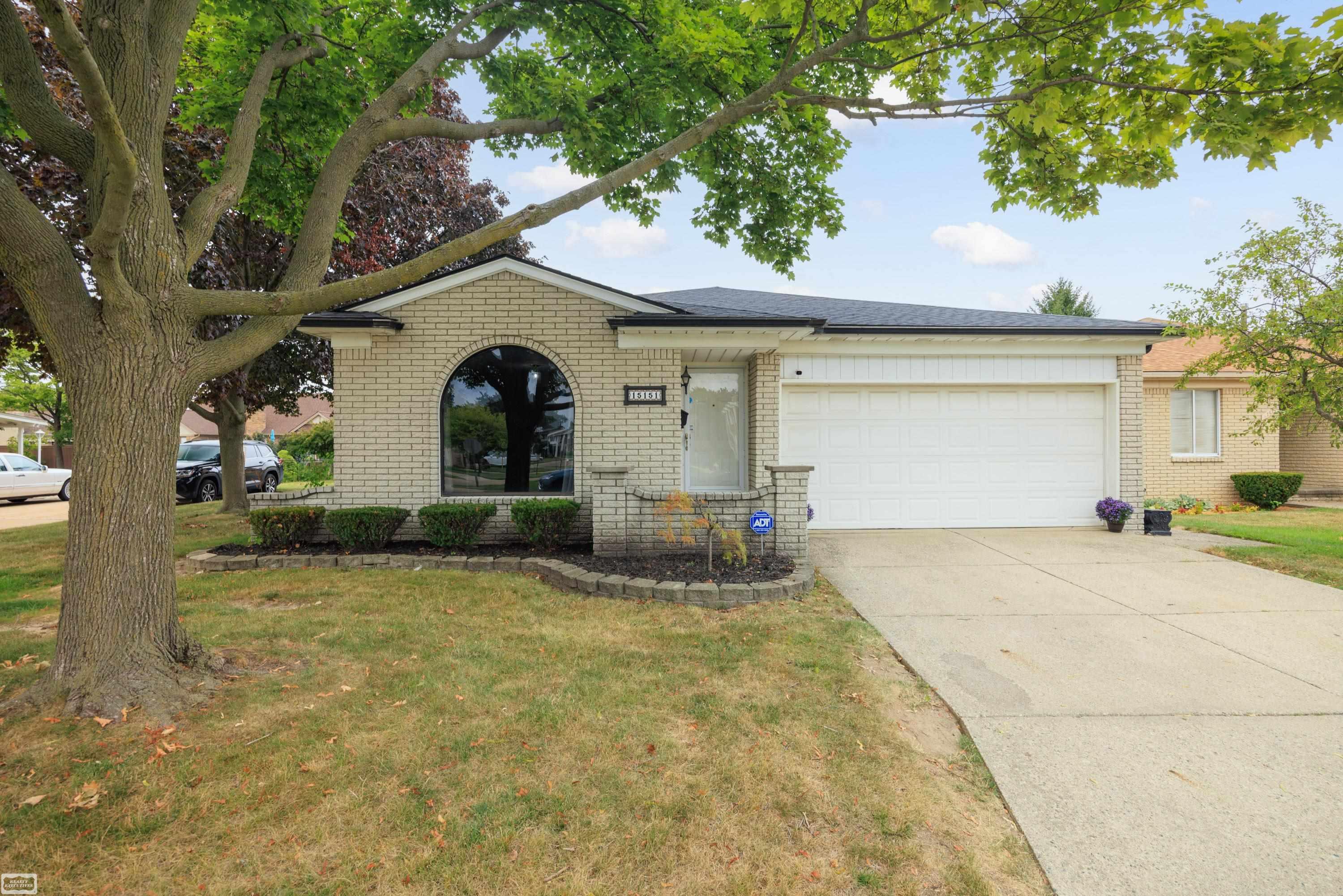 Listing Photo 1 - Condo for sale in building located at 15151 La Grande Plz, Warren, MI 48088
