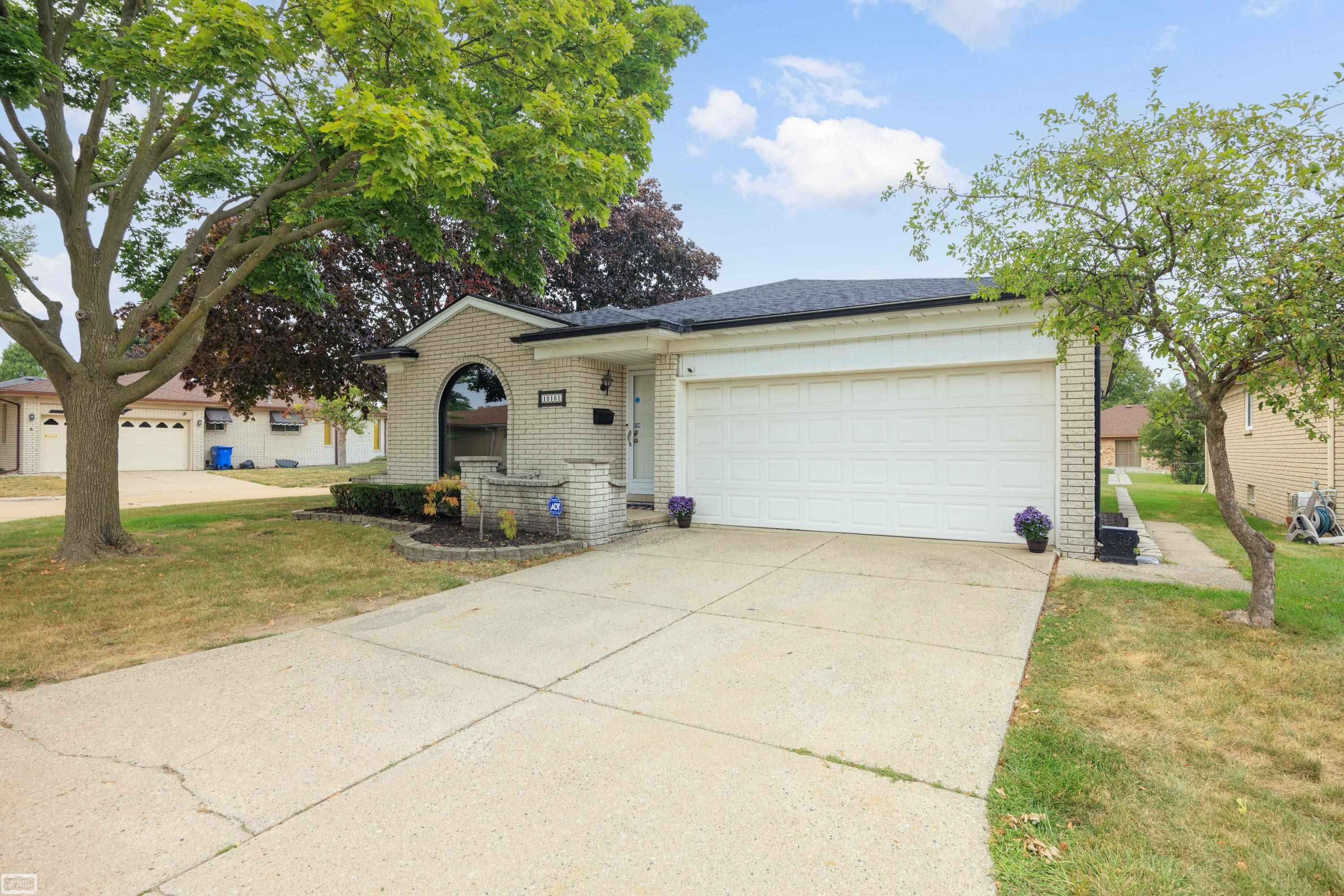 Listing Photo 2 - Condo for sale in building located at 15151 La Grande Plz, Warren, MI 48088
