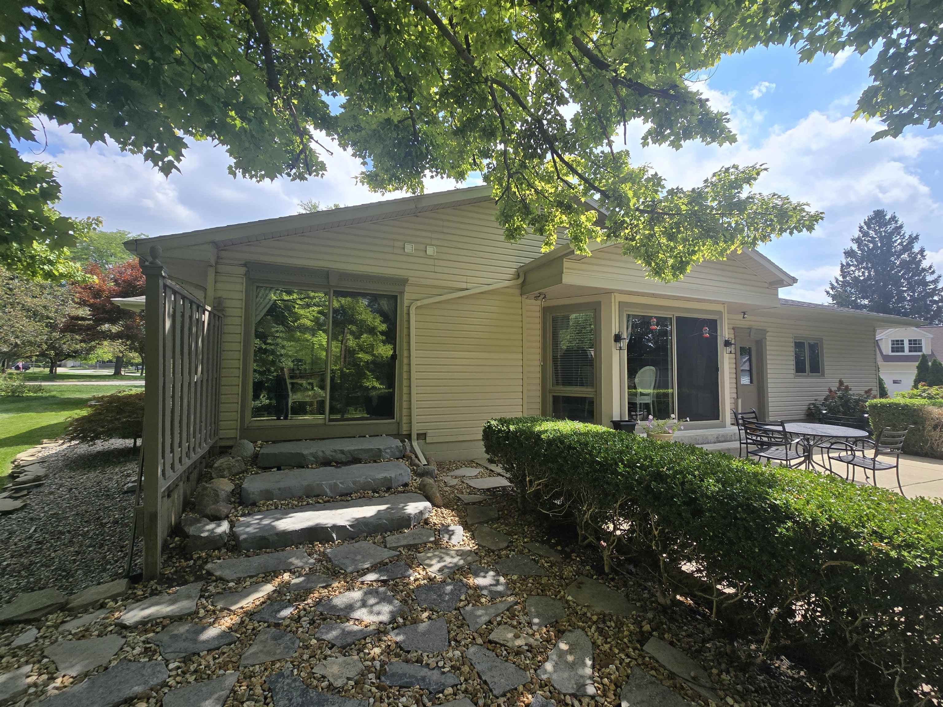 Photo 5 of Single family home for sale at 816 Campbell Dr, Owosso, MI 48867 | MLS# 60050220589 | Listing updated on 2026-09-05