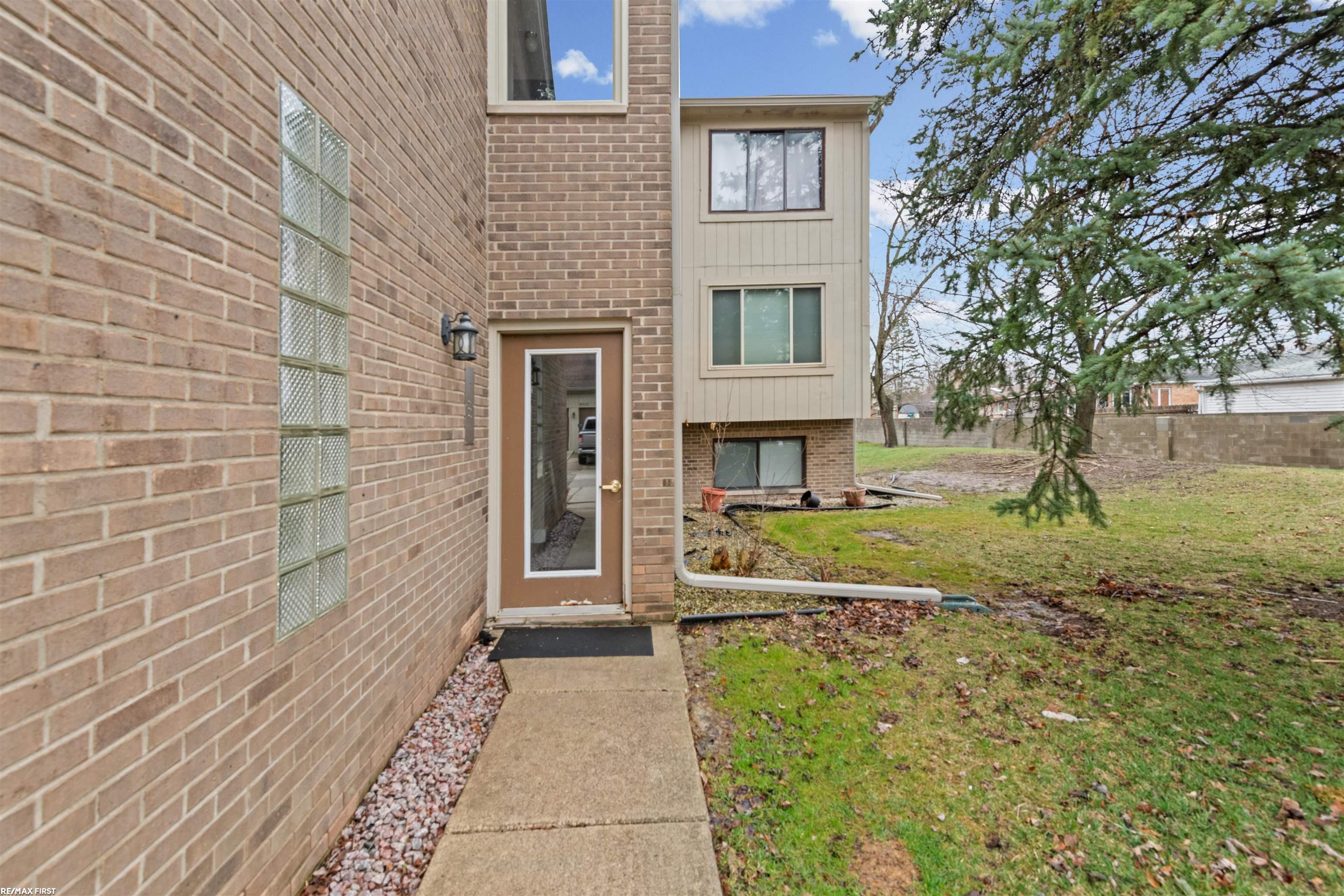 Photo 2 of Condo for sale at 42375 Lochmoor Ave, Clinton Township, MI 48038 | MLS# 58050221073 | Listing updated on 2026-09-14