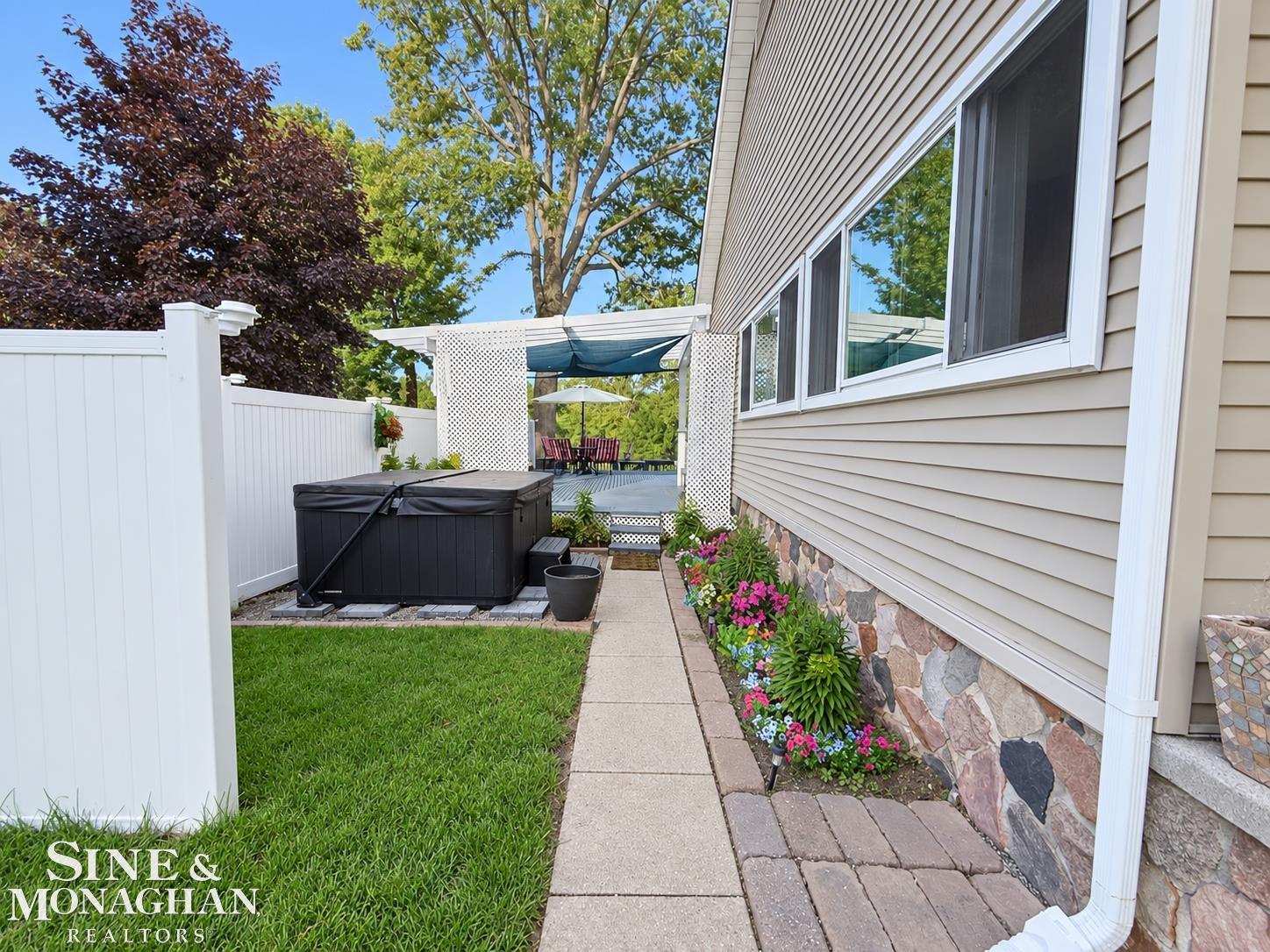 Photo 3 of Single family home for sale at 3451 Riverside Dr, Port Huron, MI 48060 | MLS# 58050221318 | Listing updated on 2026-09-17