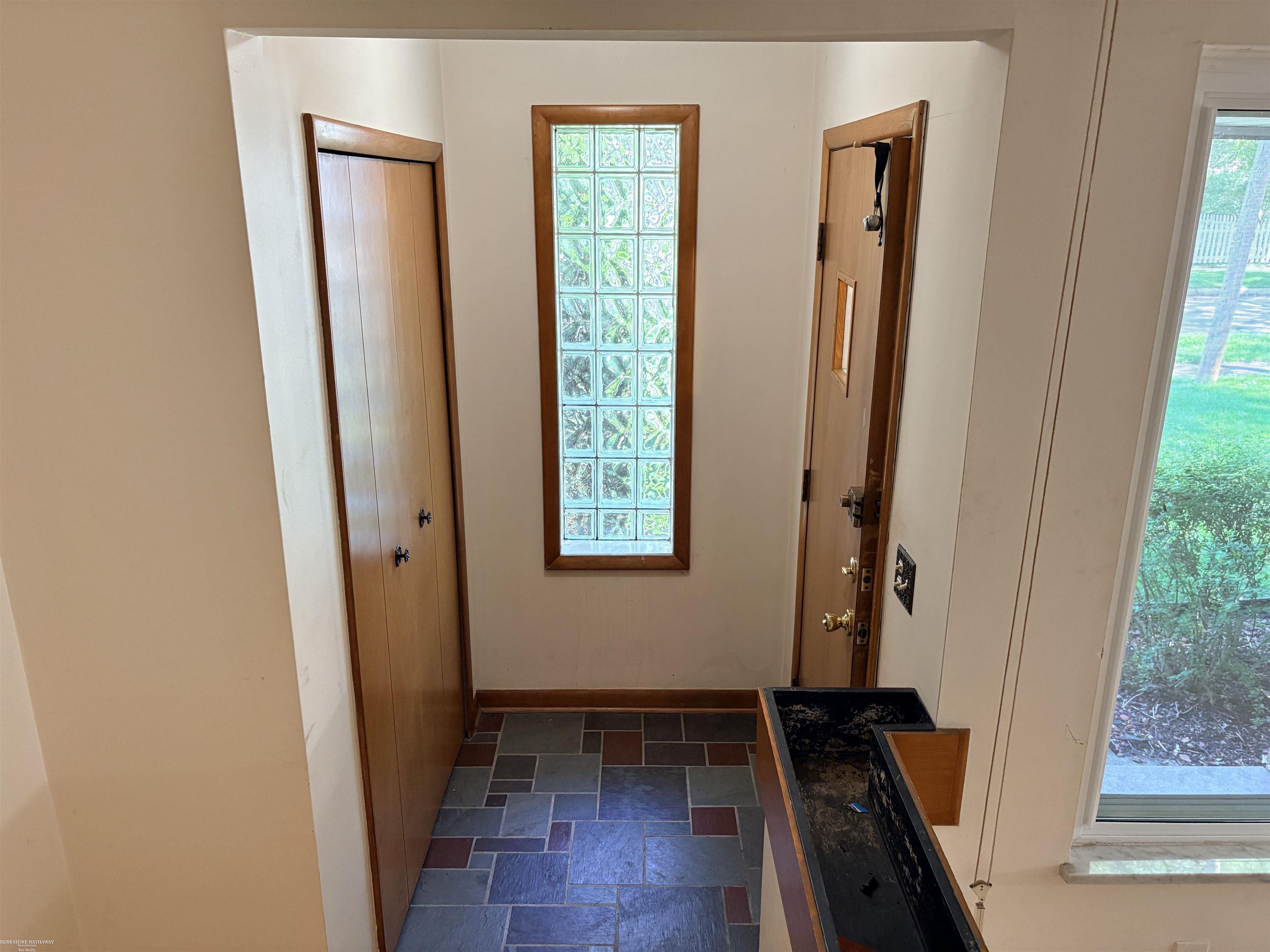Photo 4 of Single family home for sale at 31225 Frank Dr, Warren, MI 48093 | MLS# 58050221552 | Listing updated on 2026-09-16