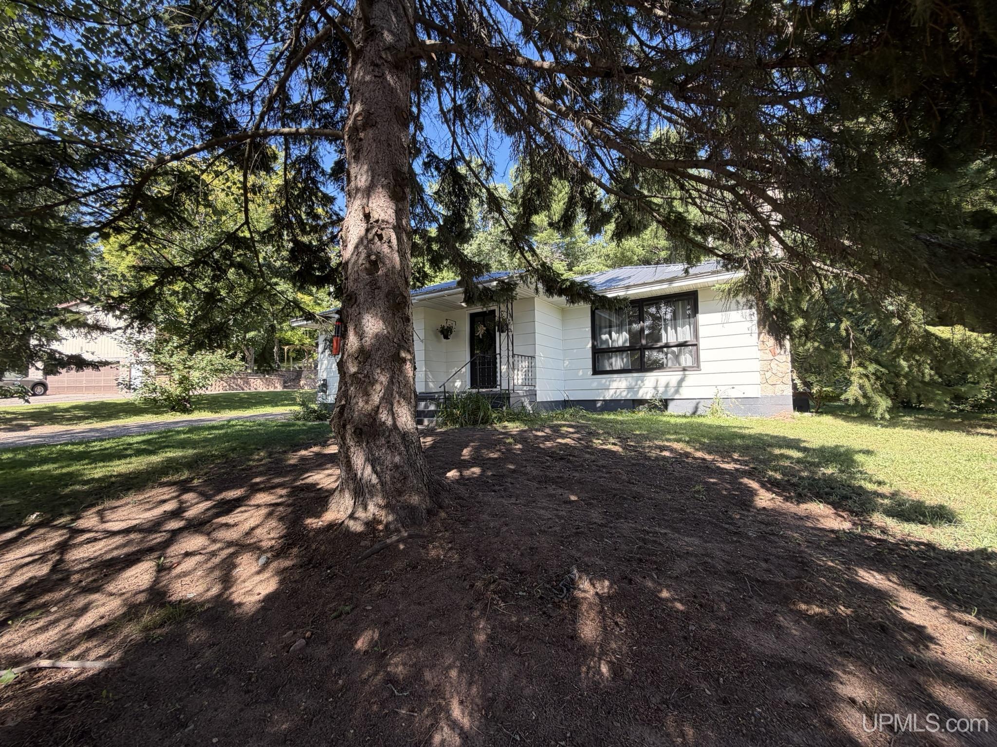 Photo 4 of Single family home for sale at 1404 Pioneer Rd, Marquette, MI 49855 | MLS# 50221742 | Listing updated on 2026-09-29