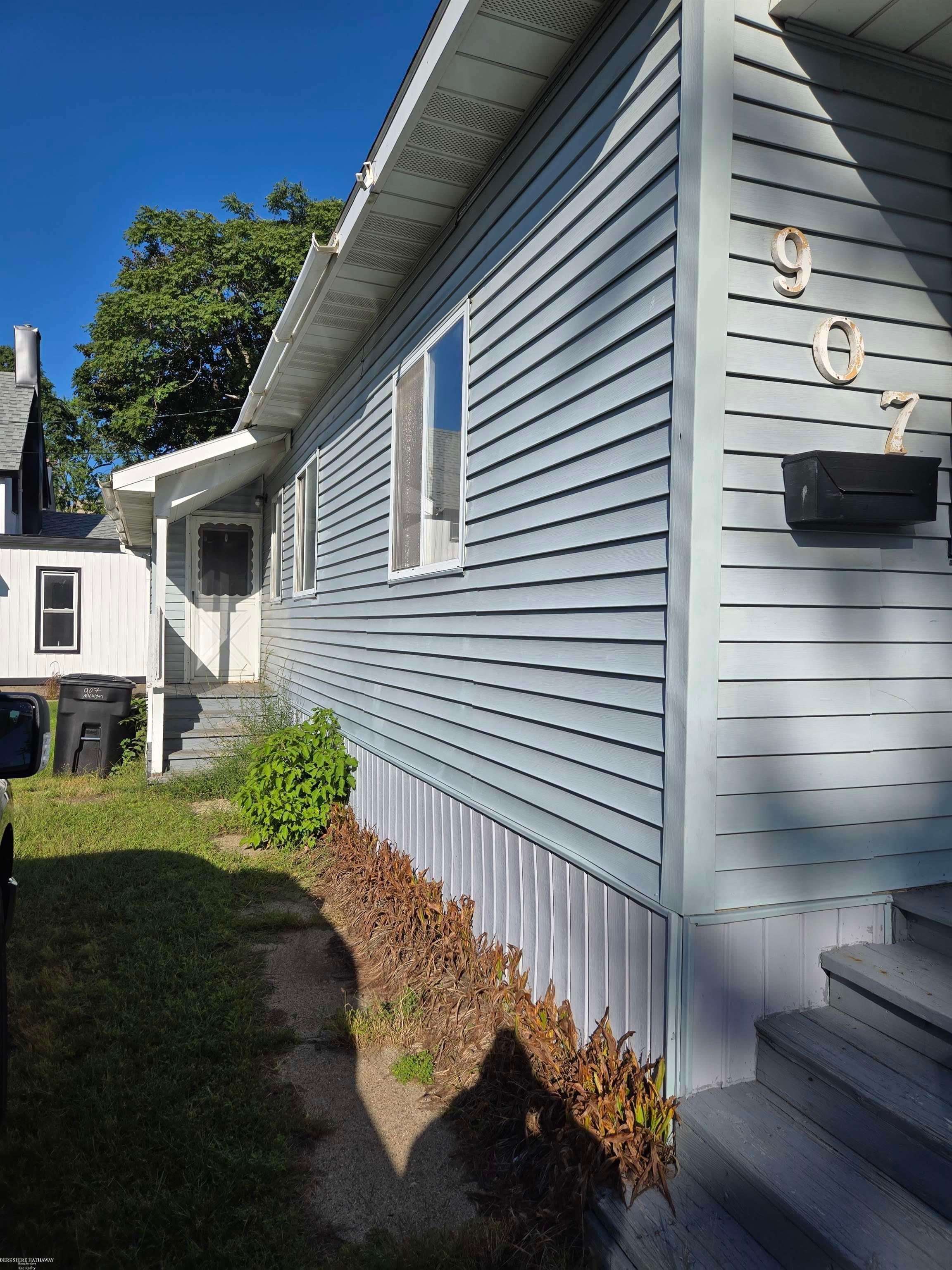 Photo 2 of Single family home for sale at 907 Michigan St, Port Huron, MI 48060 | MLS# 58050221745 | Listing updated on 2026-09-14