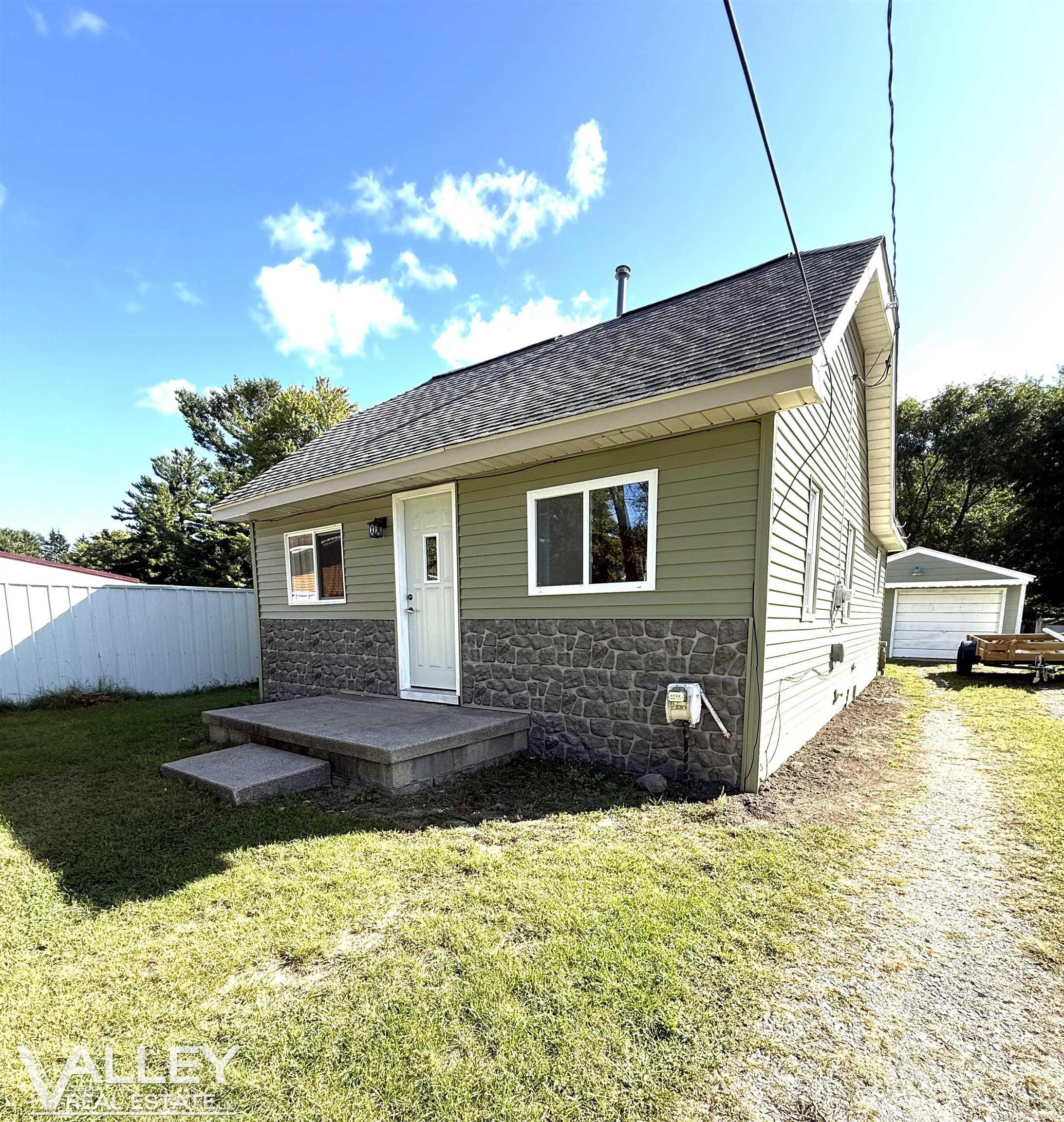 Photo 2 of Single family home for sale at 595 S River Rd, Saginaw, MI 48609 | MLS# 61050221777 | Listing updated on 2026-09-15