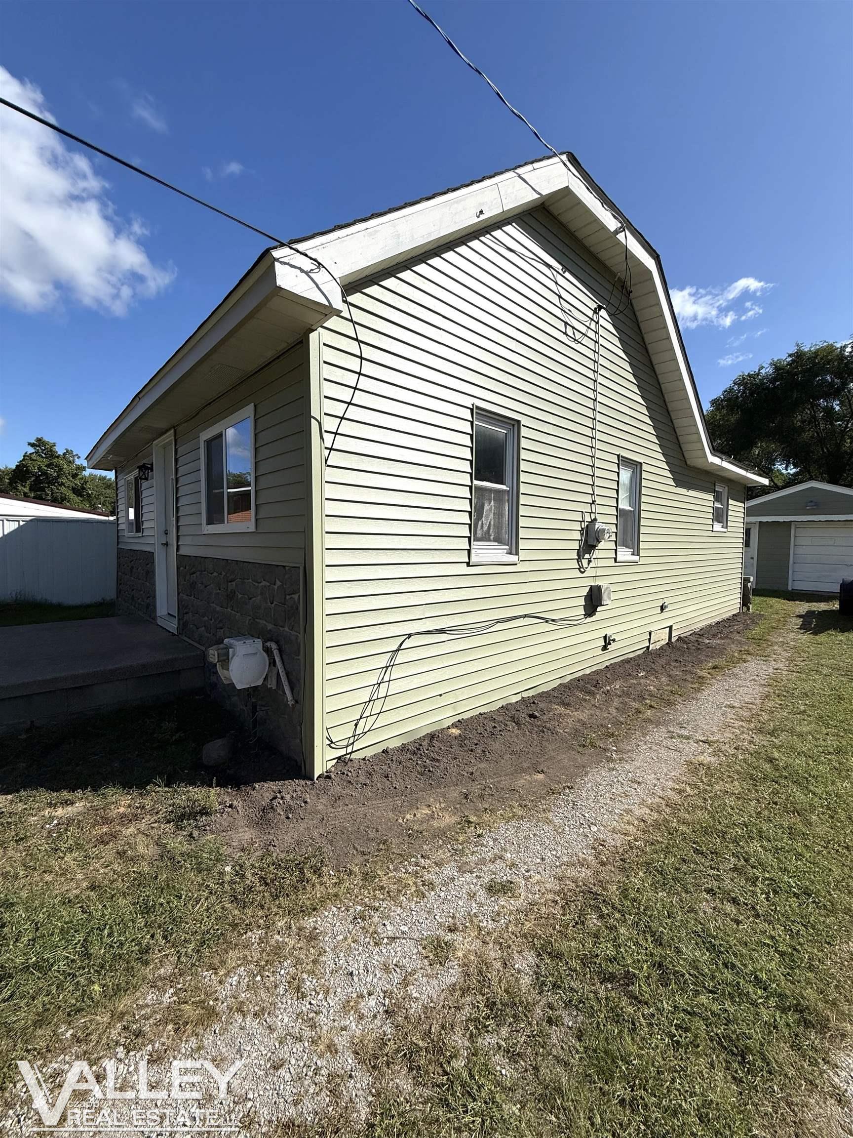 Photo 3 of Single family home for sale at 595 S River Rd, Saginaw, MI 48609 | MLS# 61050221777 | Listing updated on 2026-09-15
