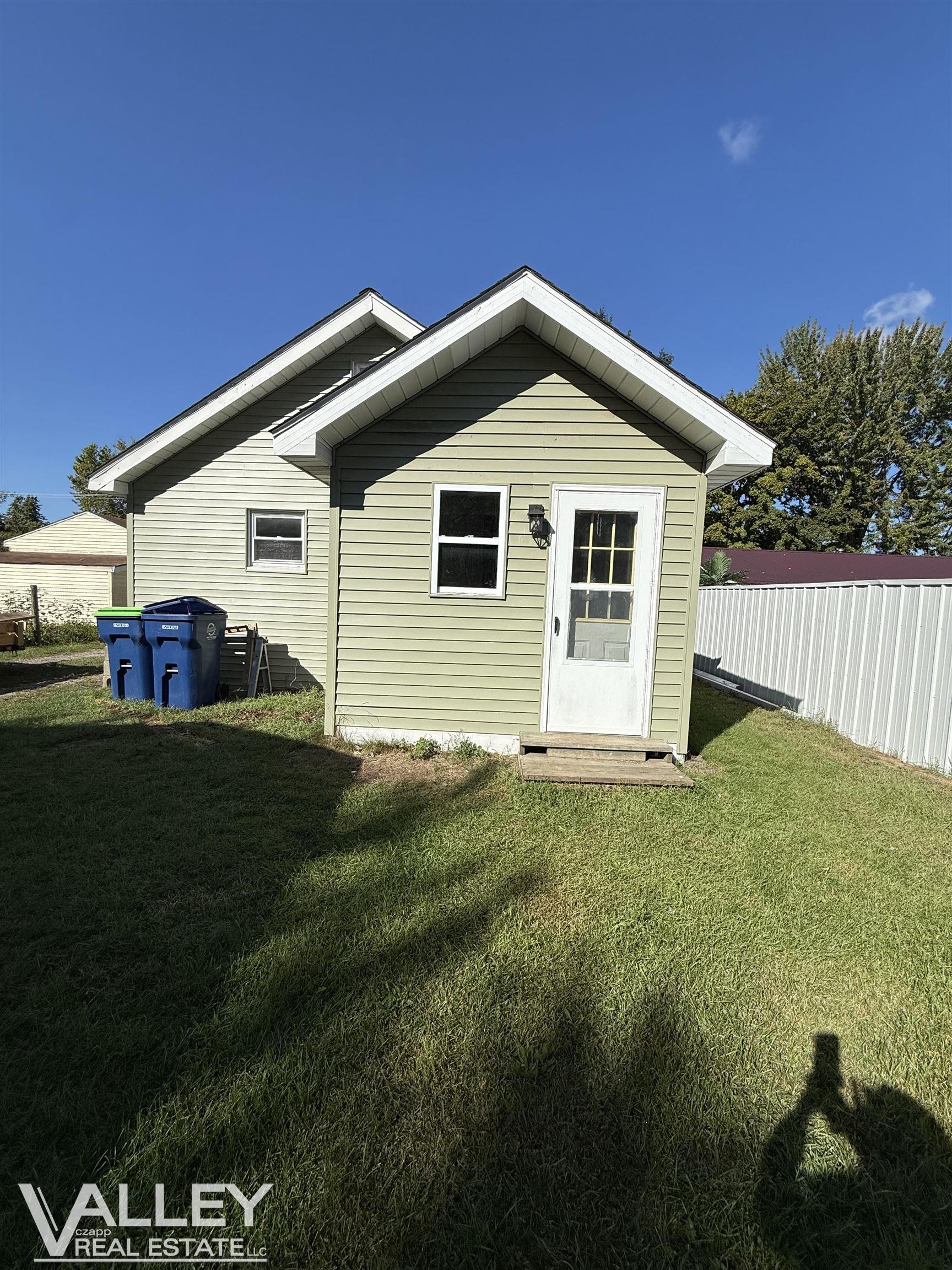 Photo 3 of Single family home for sale at 595 S River Rd, Saginaw, MI 48609 | MLS# 61050221777 | Listing updated on 2026-09-15