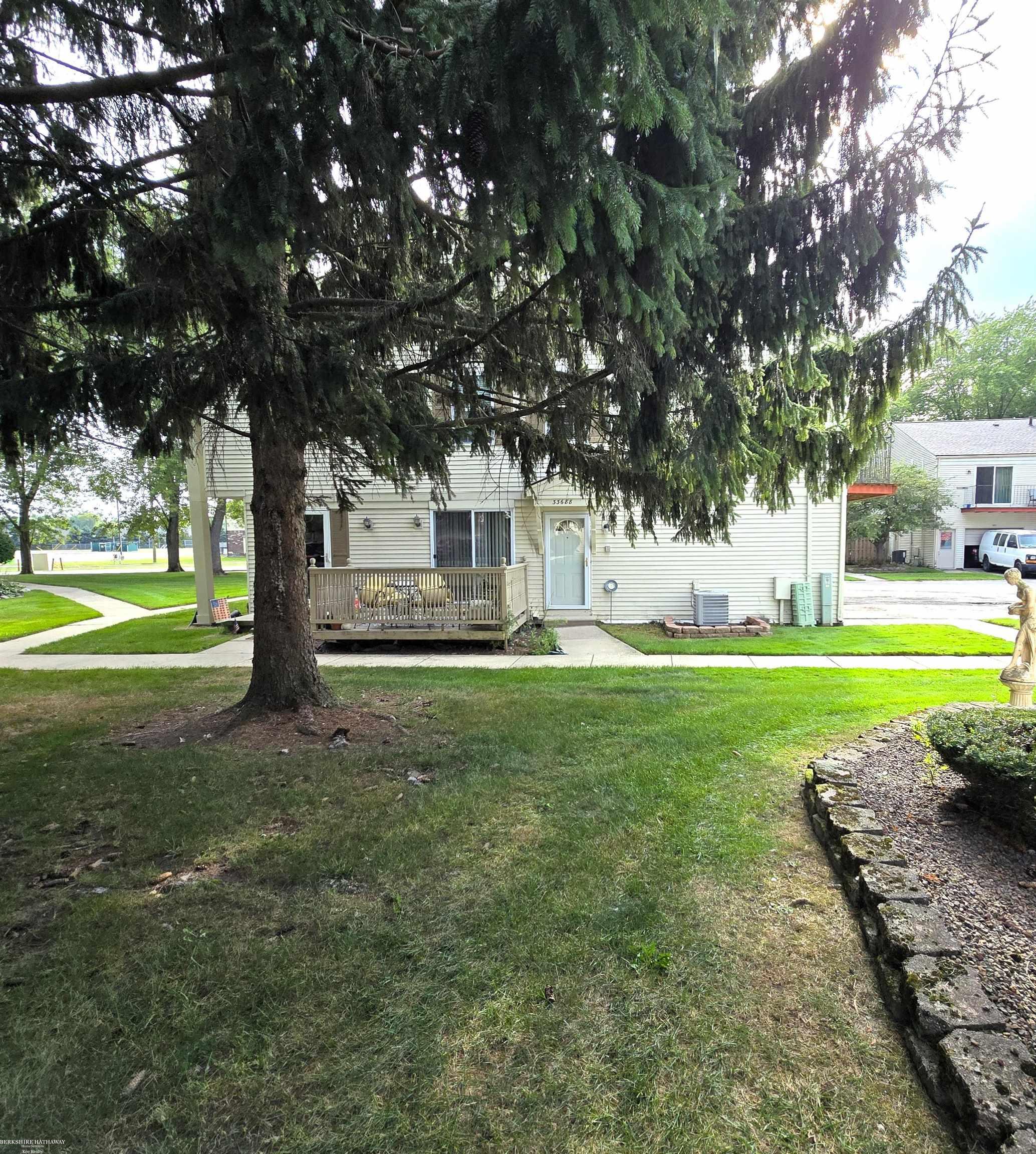 Photo 2 of Condo for sale at 33688 Bayview Dr, Chesterfield, MI 48047 | MLS# 58050221801 | Listing updated on 2026-09-18